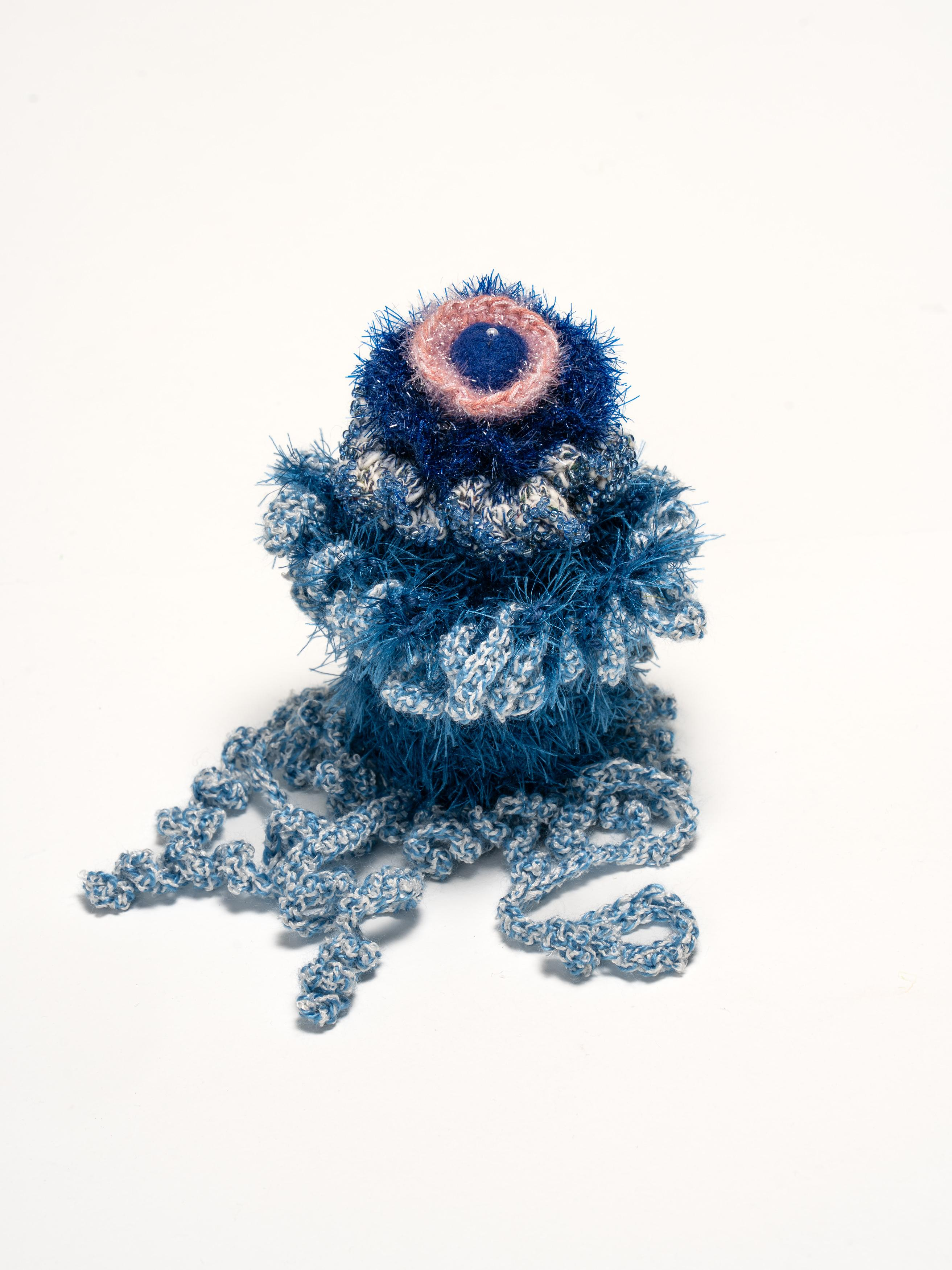 Häkelobjekt der Künstlerin Nadine Sybille Vogt. Fantasievolle Kreation in Wolle und Zwirn und einer beeindruckenden Handarbeit. Natürlich ist dieses Stück ein UNIKAT