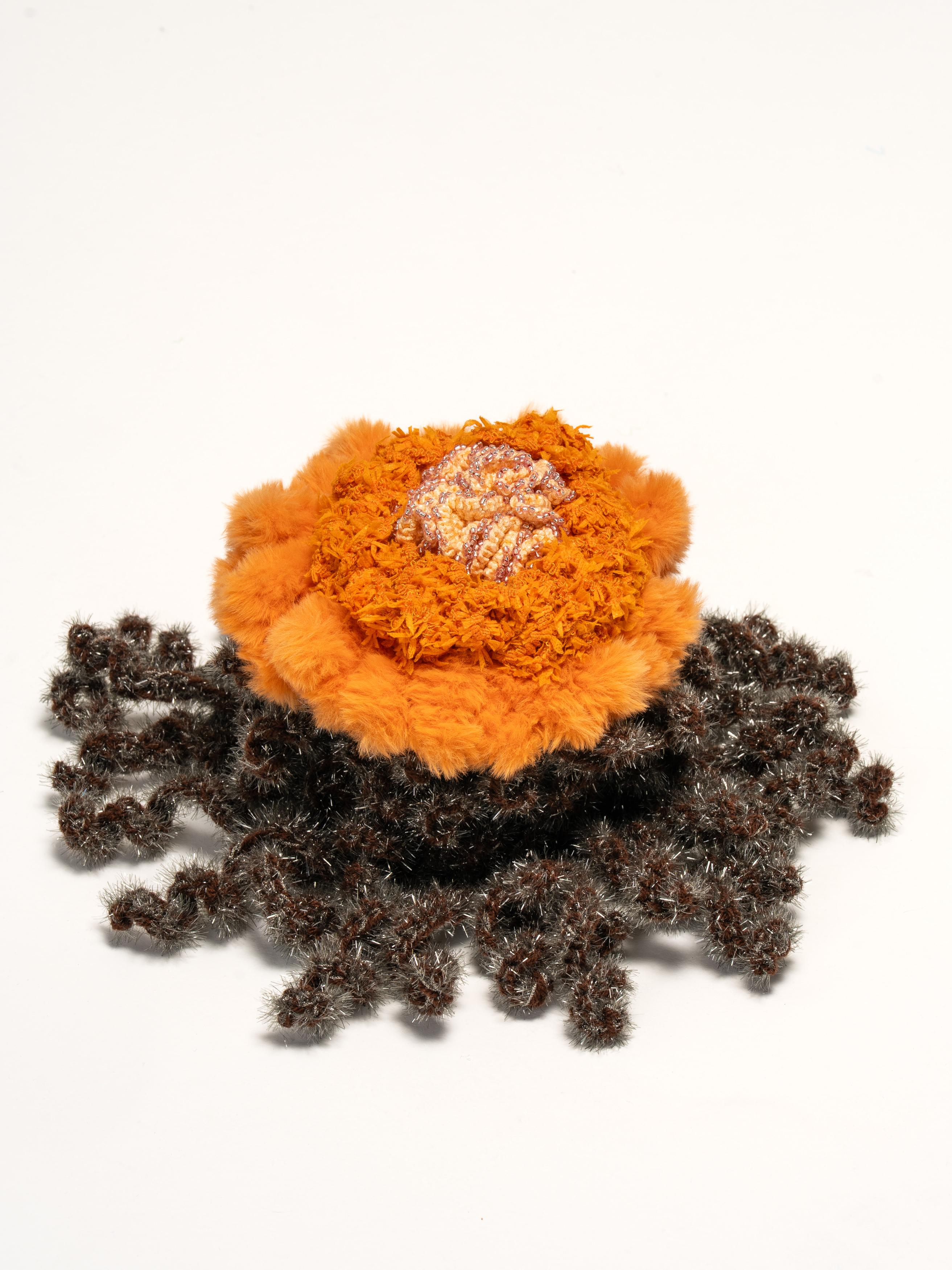 Häkelobjekt der Künstlerin Nadine Sybille Vogt. Fantasievolle Kreation in Wolle und Zwirn und einer beeindruckenden Handarbeit. Natürlich ist dieses Stück ein UNIKAT