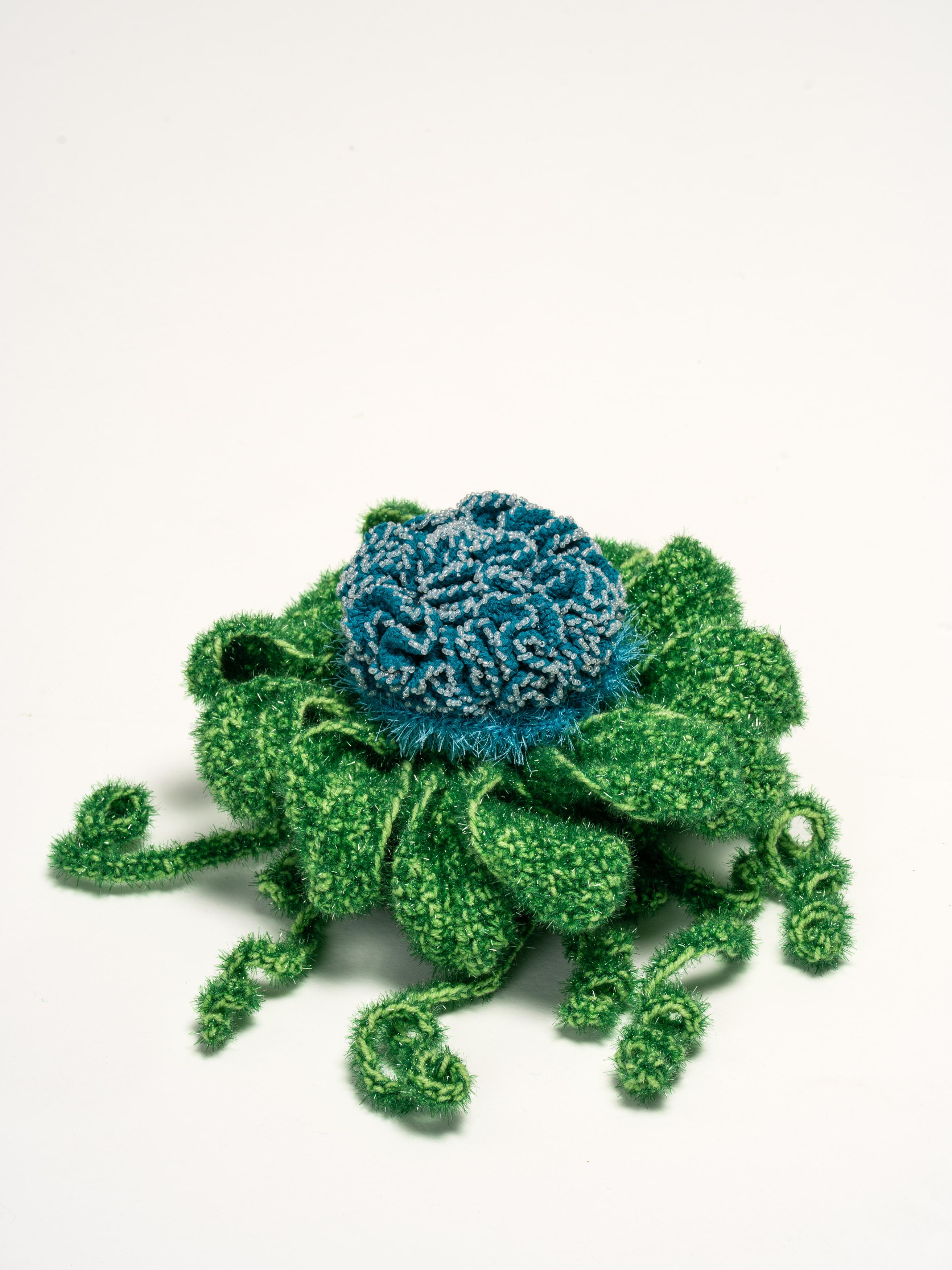 Häkelobjekt der Künstlerin Nadine Sybille Vogt. Fantasievolle Kreation in Wolle und Zwirn und einer beeindruckenden Handarbeit. Natürlich ist dieses Stück ein UNIKAT