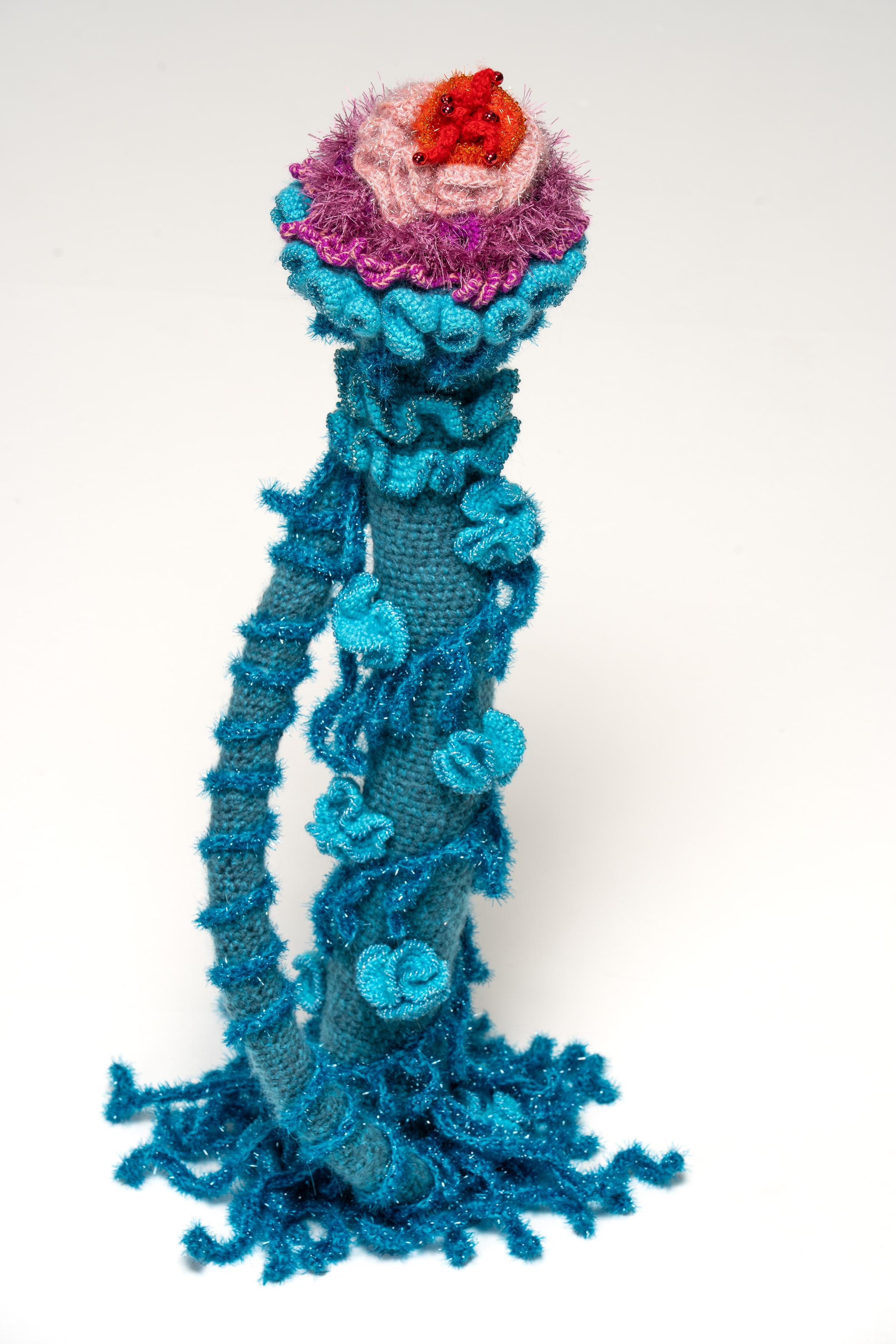 Häkelobjekt der Künstlerin Nadine Sybille Vogt. Fantasievolle Kreation in Wolle und Zwirn und einer beeindruckenden Handarbeit. Natürlich ist dieses Stück ein UNIKAT