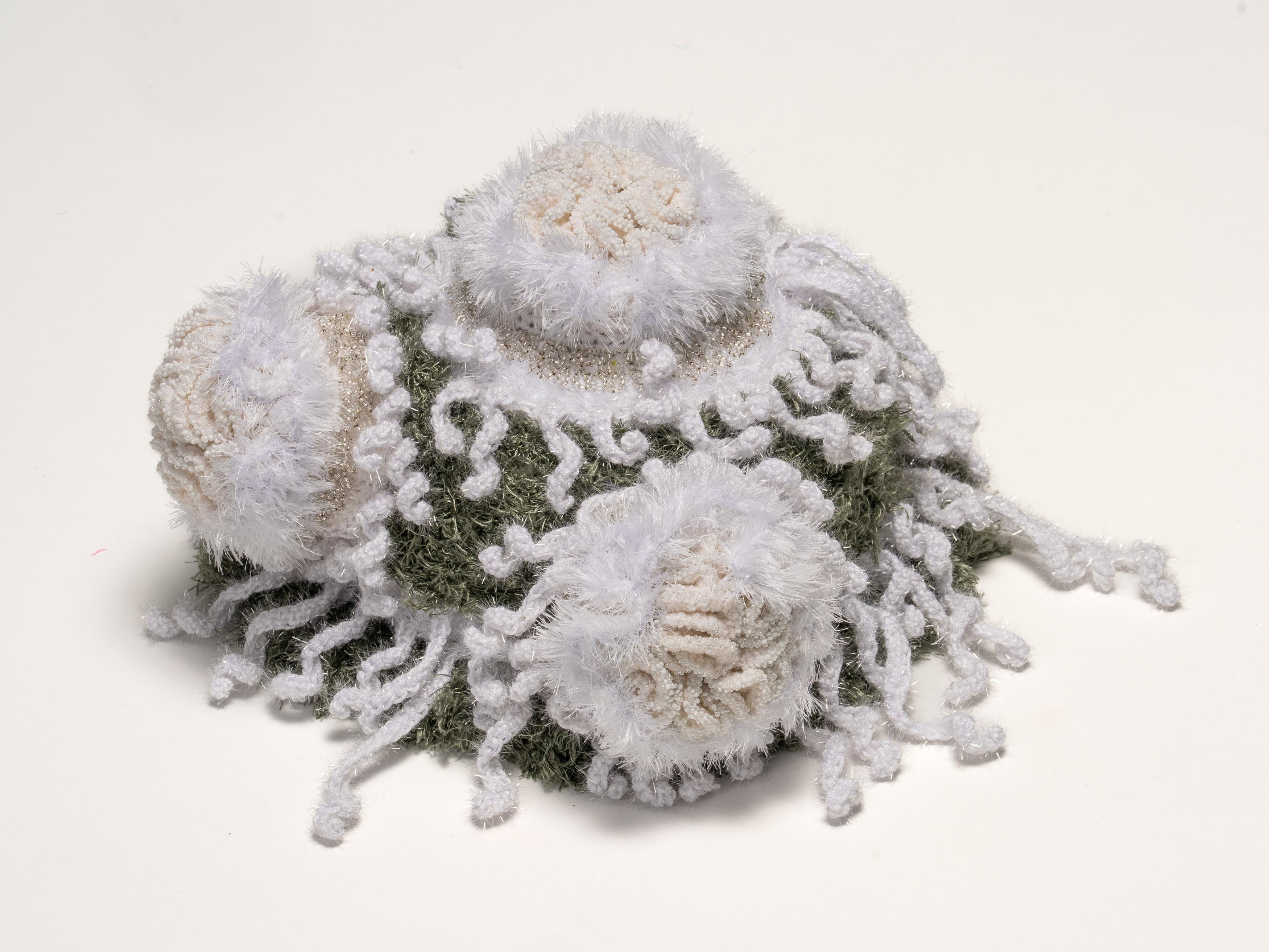 Häkelobjekt der Künstlerin Nadine Sybille Vogt. Fantasievolle Kreation in Wolle und Zwirn und einer beeindruckenden Handarbeit. Natürlich ist dieses Stück ein UNIKAT