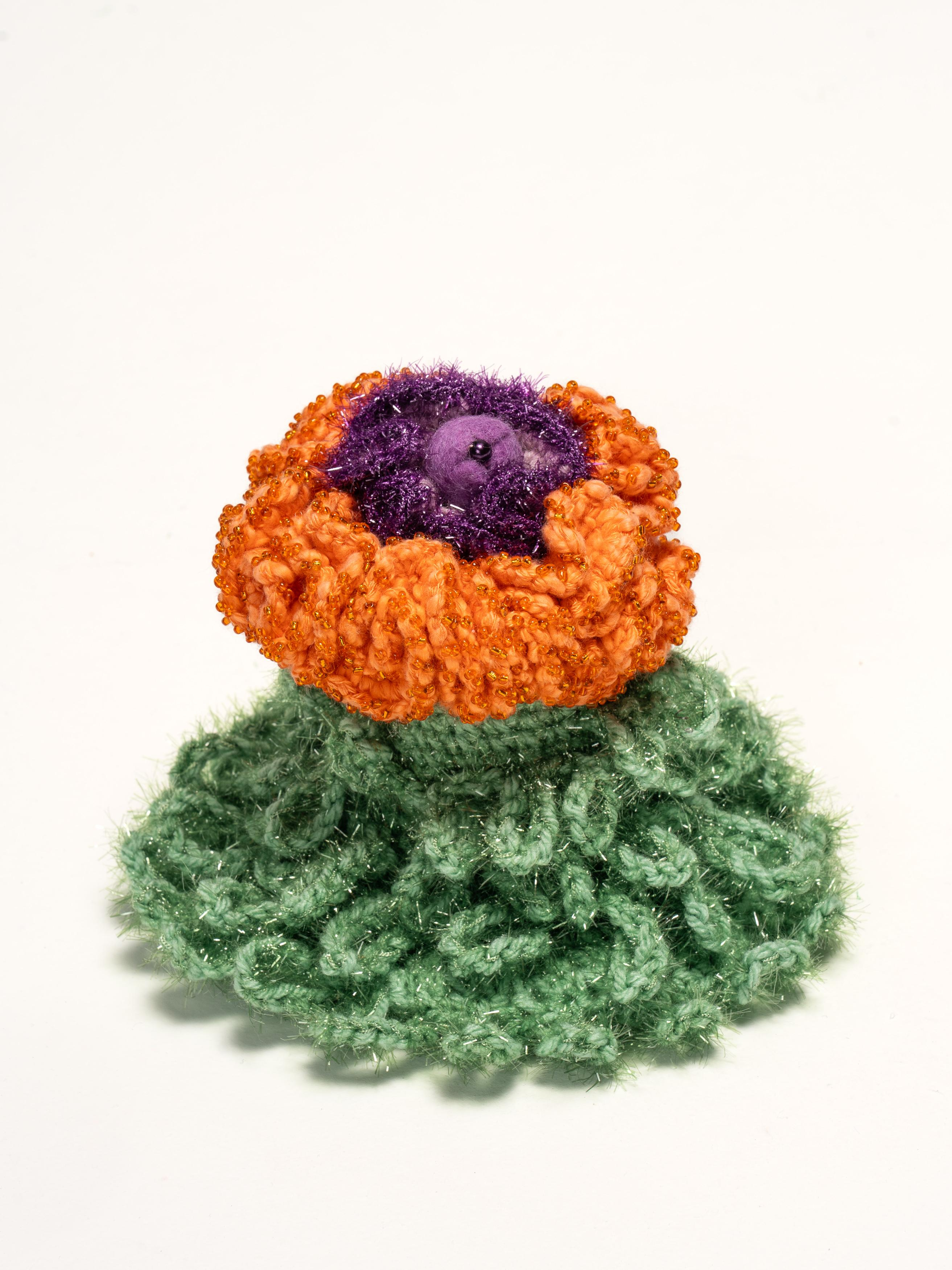 Häkelobjekt der Künstlerin Nadine Sybille Vogt. Fantasievolle Kreation in Wolle und Zwirn und einer beeindruckenden Handarbeit. Natürlich ist dieses Stück ein UNIKAT