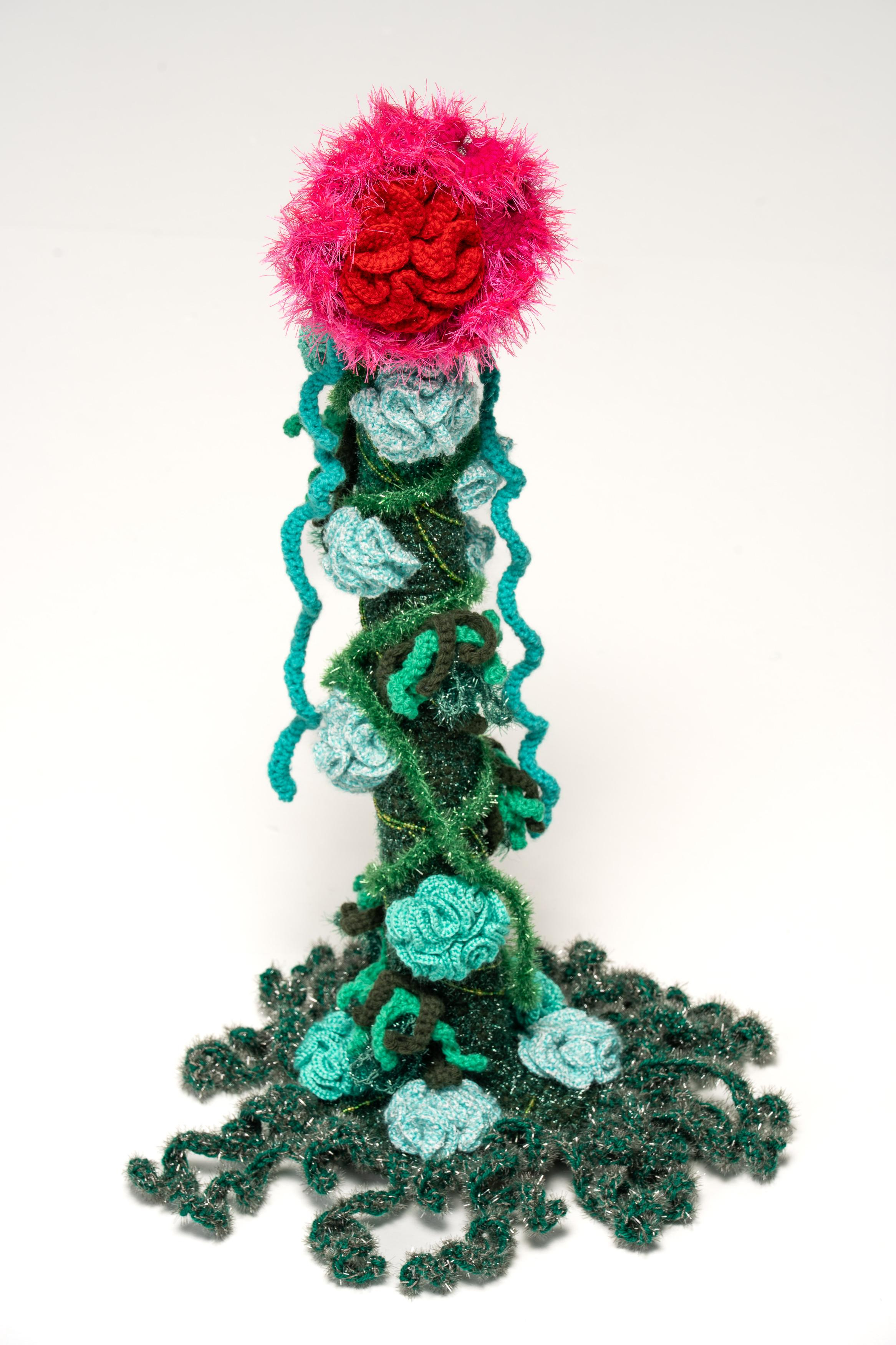 Häkelobjekt der Künstlerin Nadine Sybille Vogt. Fantasievolle Kreation in Wolle und Zwirn und einer beeindruckenden Handarbeit. Natürlich ist dieses Stück ein UNIKAT