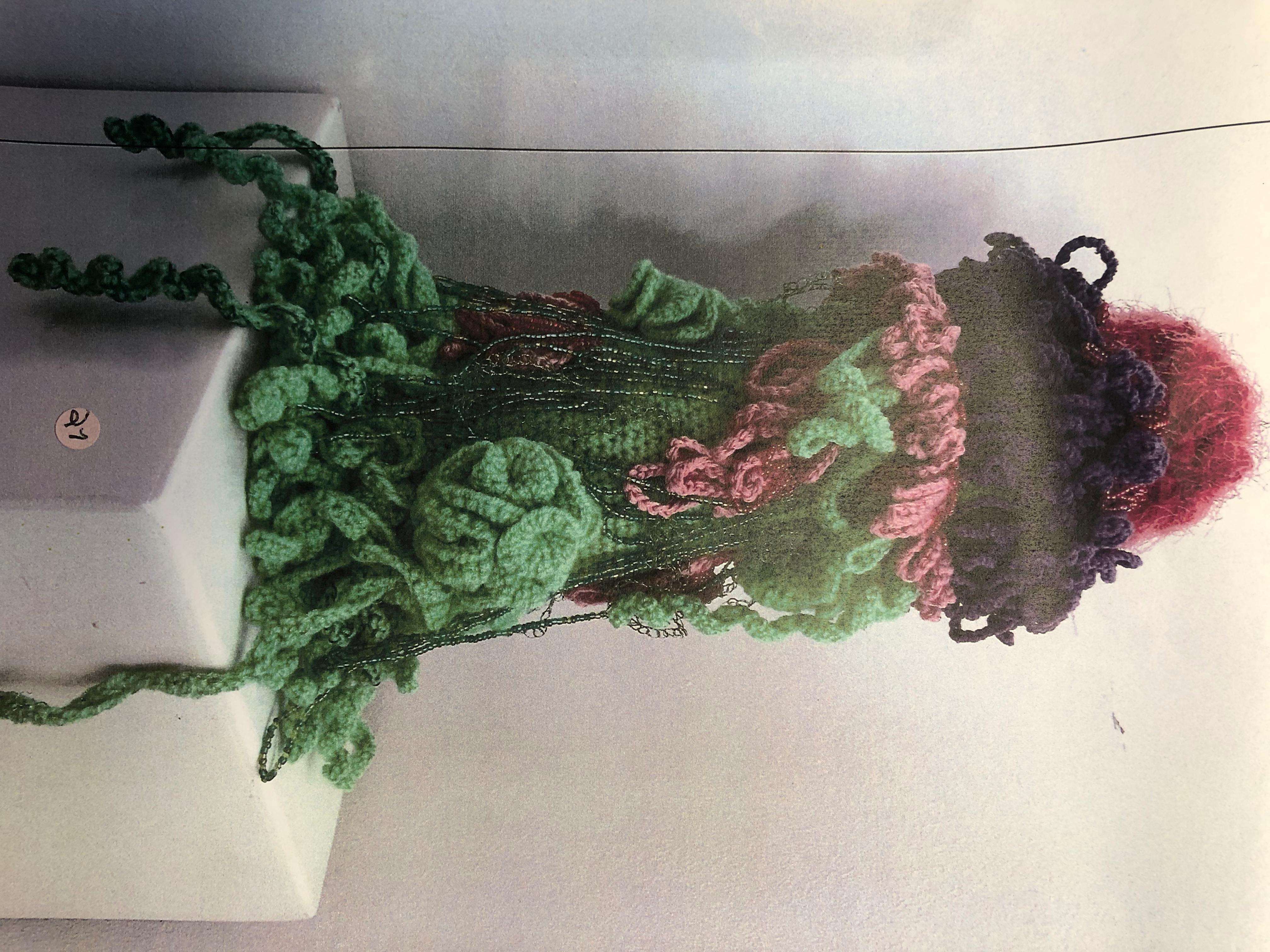 Häkelobjekt der Künstlerin Nadine Sybille Vogt. Fantasievolle Kreation in Wolle und Zwirn und einer beeindruckenden Handarbeit. Natürlich ist dieses Stück ein UNIKAT