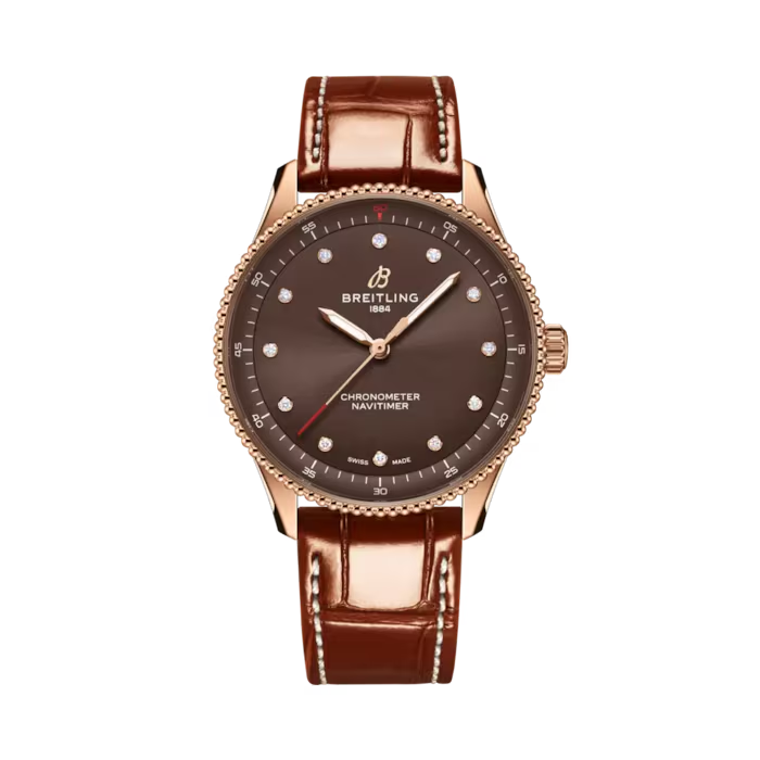 De Breitling Navitimer 32 met modelnummer R77320E31Q1P1 is een elegante damespolshorloge met een kast van goud en een bruine lederen band. Het horloge heeft geen datumaanduiding en heeft een kastgrootte van 32 mm. Draag dit verfijnde uurwerk met een avondjurk of formele outfit voor een tijdloze en stijlvolle uitstraling.