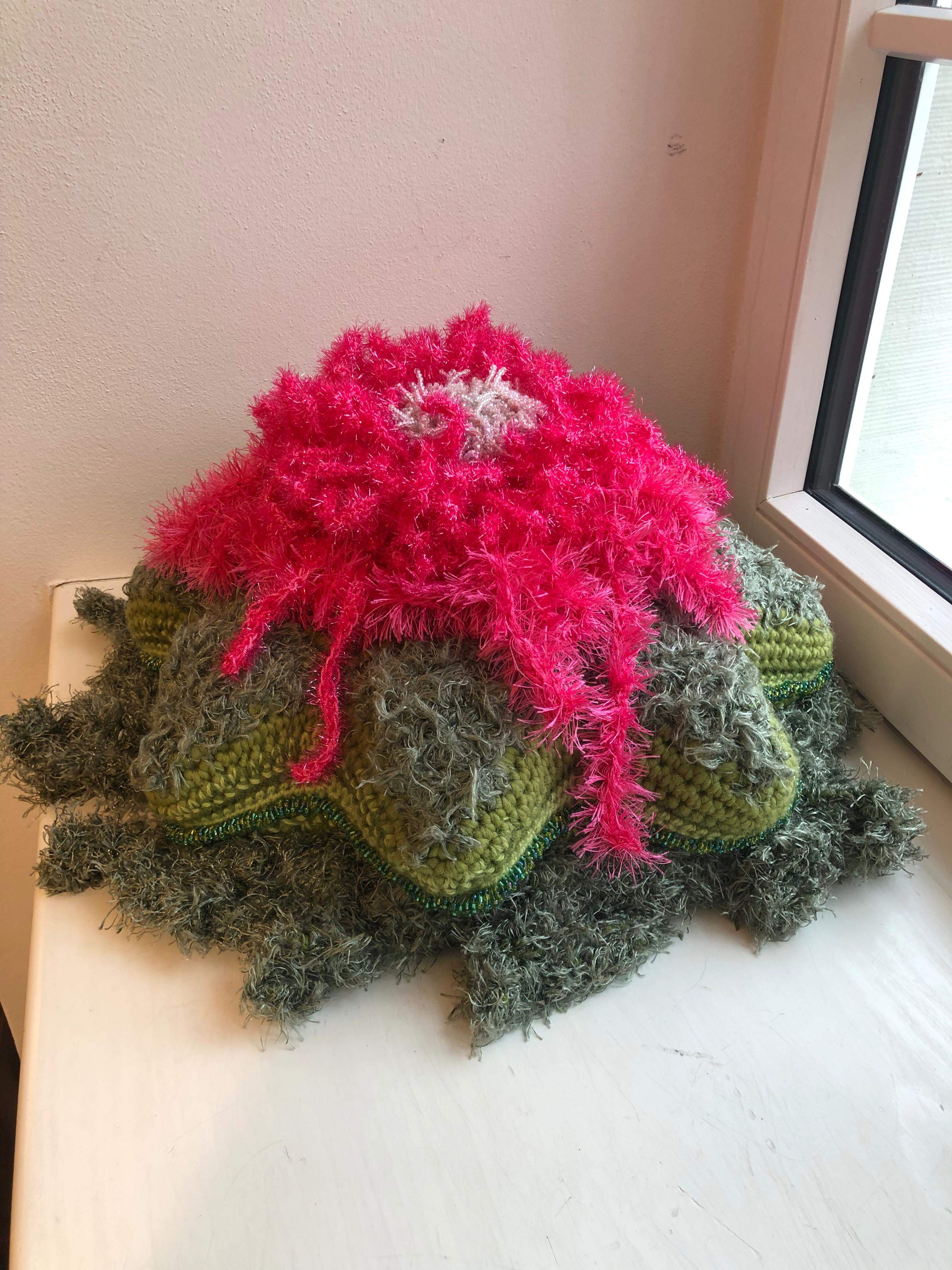 Häkelobjekt der Künstlerin Nadine Sybille Vogt. Fantasievolle Kreation in Wolle und Zwirn und einer beeindruckenden Handarbeit. Natürlich ist dieses Stück ein UNIKAT