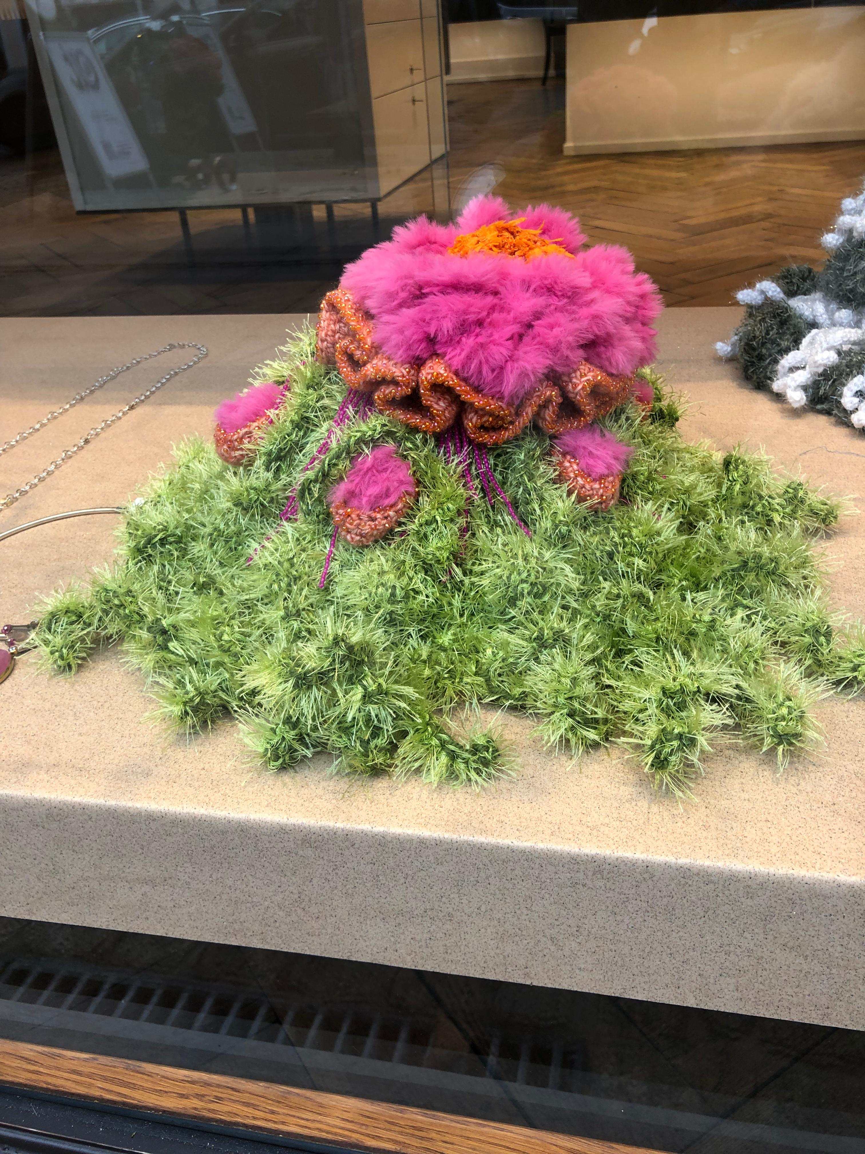 Häkelobjekt der Künstlerin Nadine Sybille Vogt. Fantasievolle Kreation in Wolle und Zwirn und einer beeindruckenden Handarbeit. Natürlich ist dieses Stück ein UNIKAT