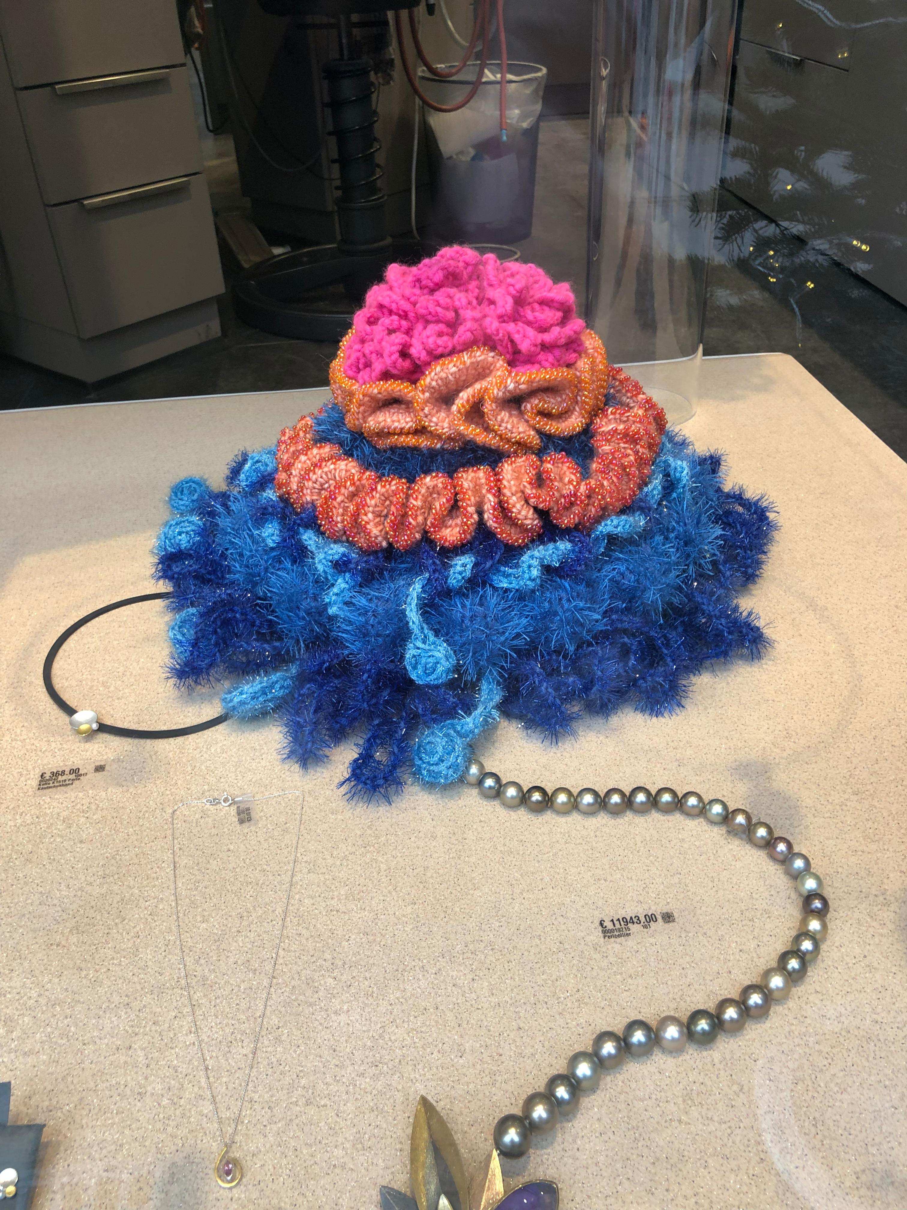 Häkelobjekt der Künstlerin Nadine Sybille Vogt. Fantasievolle Kreation in Wolle und Zwirn und einer beeindruckenden Handarbeit. Natürlich ist dieses Stück ein UNIKAT