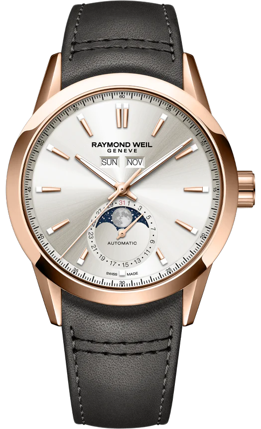 De Raymond Weil Freelancer Complete Calendar, modelnummer biedt een complete kalenderfunctie met dag, datum en maandweergave. De ros&eacute;gouden kast en elegant ontwerp maken het een tijdloze keuze. Draag het bij formele gelegenheden of zakelijke bijeenkomsten voor een verfijnde uitstraling. Perfect te combineren met een stijlvol pak of nette outfit.