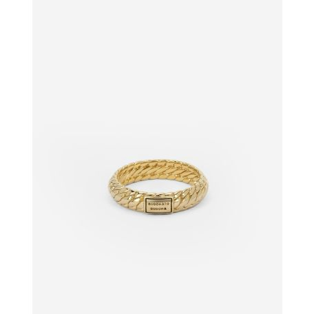 Maak kennis met de iconische Ben XS ring, een symbool van tijdloos design en echt vakmanschap. Gemaakt met precisie en aandacht voor detail, heeft deze ring een strak maar gedurfd uniek ontwerp dat verfijning uitstraalt. Door de effen binnenkant heb je de mogelijkheid om het te personaliseren door middel van een gravure, waardoor het een ideale keuze is als trouwring of natuurlijk voor jezelf. Markeer je speciale momenten met de Ben XS Ring, een gekoesterd accessoire dat verfijnd vakmanschap combineert met sentimentele waarde. Ontworpen in Amsterdam en handgemaakt in Zuid-Oost Azië van gerecycled zilver met een premium gold plating (3.0 micron dik). De plating is gemiddeld 5 maal dikker dan reguliere gold plated items. Ga jij het leven vieren door jezelf of iemand anders te trakteren op dit krachtige sieraad?
