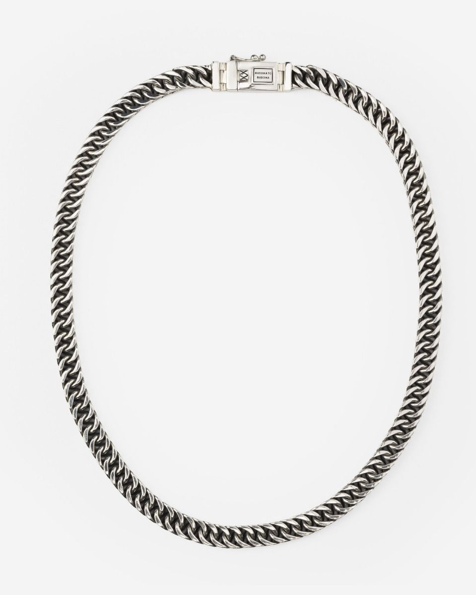 De Esther XS Ketting is geinspireerd op het iconische Esther-ontwerp. Handgemaakt met puur vakmanschap, is elke schakel verweven om een gedurfde en verfijnde look te creëren. De donkere elementen in het 925 zilver, verkregen door oxidatie, geven de Esther-collectie haar kenmerkende Buddha to Buddha touch. Dit veelzijdige sieraad is een modieuze ketting voor vrouwen of een opvallende choker voor mannen. Omarm je unieke stijl met deze bijzondere ketting, ontworpen om individualiteit te uit te stralen en een gedurfd statement te maken. Ga jij het leven vieren door jezelf of iemand anders te trakteren op dit krachtige sieraad?