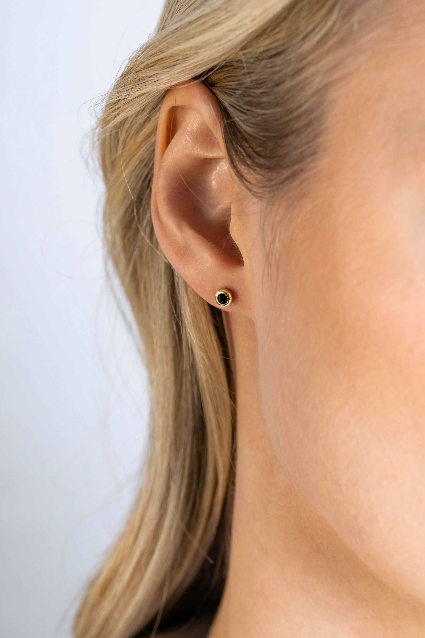 Zinzi oorknoppen geelgoud verguld zirconia zwart 4mm