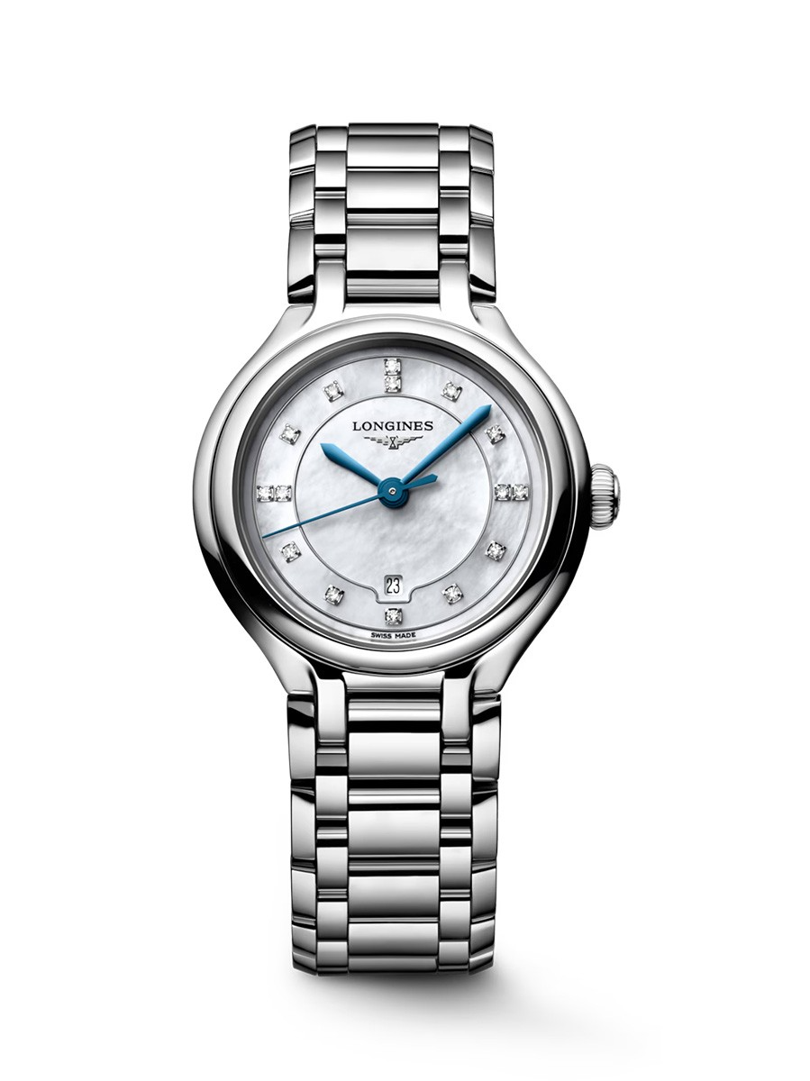 Dit Longines horloge behoort tot de Primaluna collectie.
Referentienummer: L8.142.4.87.6

Dit Longines nummer is uitgerust met een betrouwbaar Zwitsers quartz uurwerk. Het uurwerk is gehuisvest in een stalen 30mm kast met een aansluitende stalen schakelband. Het horloge is voorzien van een krasvrij saffierglas met daaronder een chique mother of pearl wijzerplaat. De wijzerplaat is versierd met 15 briljant geslepen diamanten met een totaalgewicht van 0.057ct. Het horloge heeft een handige datum functie op 6 uur en is getest op een waterdichtheid van 3 ATM / 30 M.