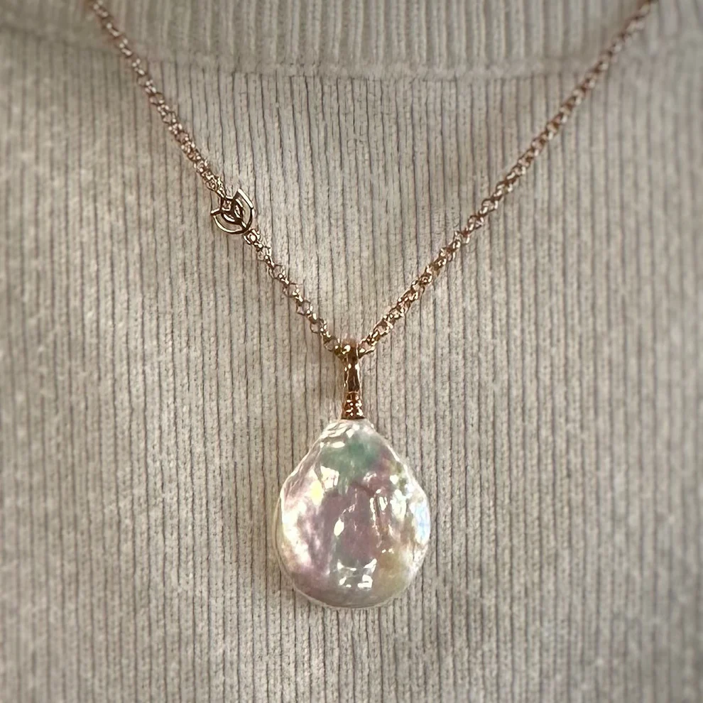 Y&G Barokparelhanger
Elke barokparel is een klein kunstwerk met een unieke vorm en uitstraling.
Geen enkele parel is precies hetzelfde, subtiele verschillen in vorm, glans en afmetingen geven elk sieraad zijn eigen karakter en exclusieve charme.
Deze hanger is met zijn handige klipsluiting eenvoudig aan ieder collier te bevestigen, een stijlvol en veelzijdig sieraad dat moeiteloos bij elke look past.
Barok hanger (19/19,5mm hoog) met 14k klipsluiting (1mm)