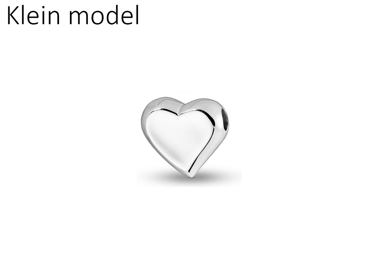 Kenmerkend voor de as-sieraden is ook de perfecte afwerking, waardoor deze niet direct herkenbaar zijn als as-houder. Tevens zit de hanger of het bedeltje niet vast aan het collier, maar loopt deze door het sieraad heen om een lange en veilige gebruiksduur te kunnen garanderen.
Hoogte: 14 mm
Glanzend