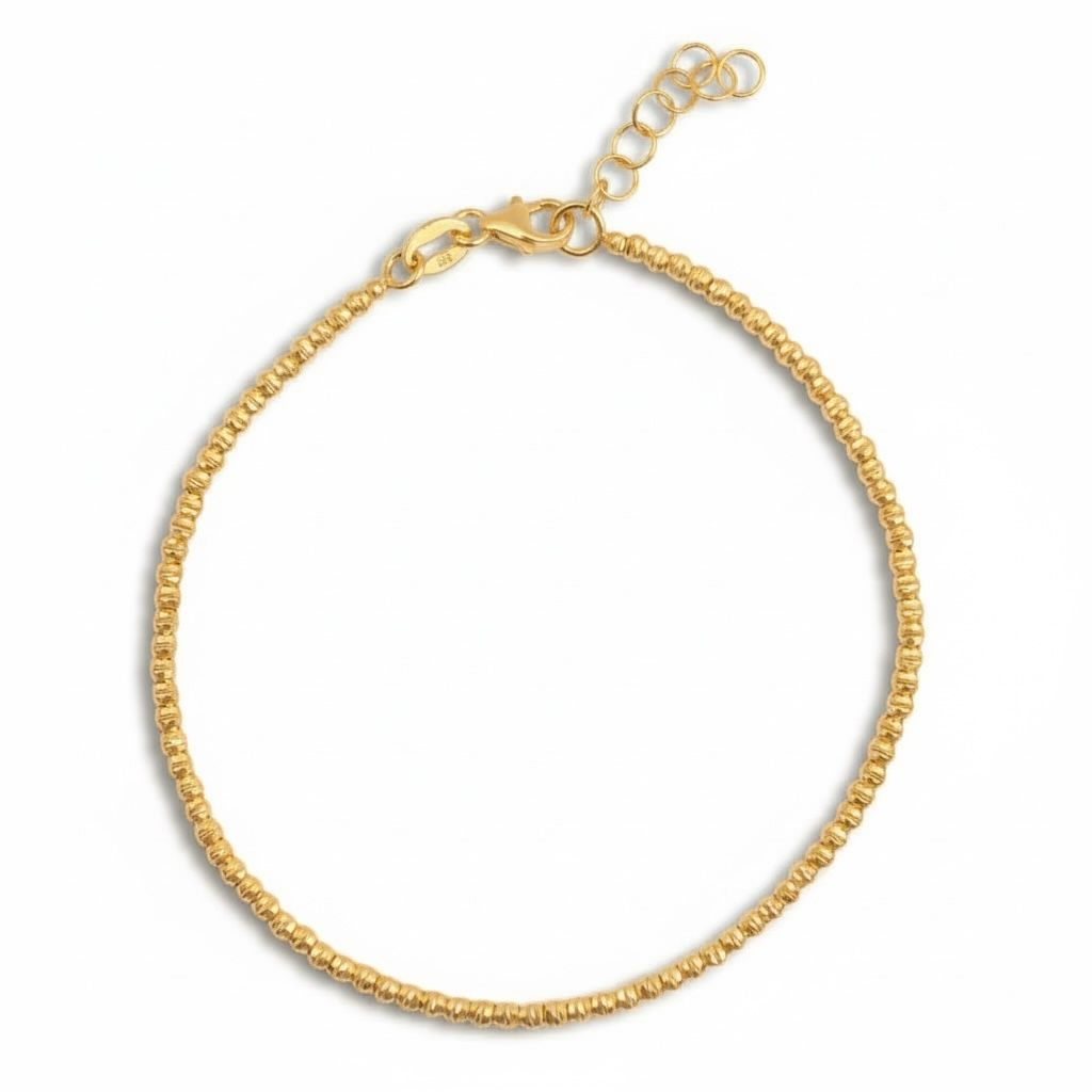 Dit elegante armbandje,  is vervaardigd uit 14k geelgoud met gediamanteerde bolletjes. Het behoort tot de categorie sieraden en is een prachtig geelgouden bracelet. Draag het solo voor een verfijnde look of combineer het met andere armbanden om een trendy, gelaagde stijl te creëren. Perfect voor elke gelegenheid!