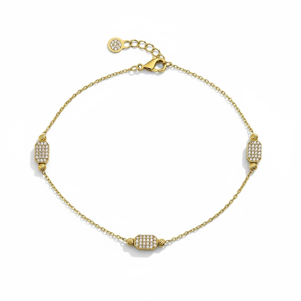 Deze armband, is vervaardigd uit 14-karaats goud en bezet met zirkonia aan beide kanten. Met een breedte van 4,5 mm is het een verfijnd sieraad. Draag deze gouden armband solo als een elegant statement of combineer met andere sieraden voor een gelaagde look. Perfect voor elke gelegenheid!