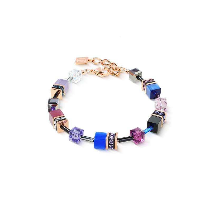
Laat je betoveren door de magische schoonheid van de armband van Coeur de Lion. Deze unieke armband is een waar kunstwerk aan je pols, met zijn sprankelende mix van gekleurde stenen die in perfecte harmonie elkaar aanvullen. De armband heeft een elegante lengte van 18,5 cm tot 21,5 cm en een breedtemaat van 6 mm, waardoor hij comfortabel om je pols past. Het rosegoudkleurige edelstalen design straalt puurheid en elegantie uit. Verrijkt met synthetische stenen, strass, schitterende Swarovski-elementen en glas, vangt elke component van deze armband het licht op een buitengewone manier. De meerkleurige stenen zorgen voor een gevarieerde allure die je outfit een verfijnde en artistieke touch geeft.

 