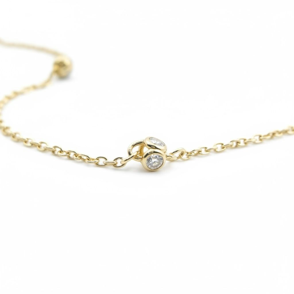 Een schitterende gouden armband van 14 karaat met vijf balletjes bezet met zirkonia. Deze geelgouden armband straalt luxe uit en is perfect voor zowel dagelijks gebruik als speciale gelegenheden. Combineer het met andere sieraden of draag het als blikvanger op zichzelf voor een verfijnde look.