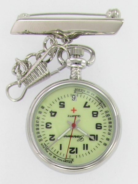 De SV13Q190 is een stijlvolle zakhorloge met een roestvrijstalen behuizing en zilverkleurige details. Voorzien van een analoge wijzerplaat met cijfers en een handige datumfunctie. Het ronde ontwerp maakt het tijdloos. Draag het met trots in je borstzak voor een klassieke uitstraling. Perfect voor elke gentleman die tijdloze elegantie waardeert.