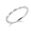 De ring is van 18 kt wit goud en gezt met briljantenvoor 0.11 ct, model alliance.