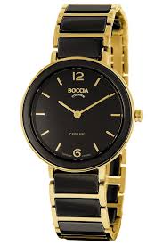 Die DAU-Boccia Ceramik schwarz gold, Modellnummer 3311-04, besticht durch ihr elegantes Design. Sie verf&uuml;gt &uuml;ber ein Titangeh&auml;use, ein schwarzes Zifferblatt mit Streifenmuster und ein goldfarbenes Armband. Kratzfestes Saphirglas sch&uuml;tzt das Zifferblatt. Die Uhr hat keinen Datumsanzeiger und einen Durchmesser von 32 mm. Perfekt f&uuml;r formelle Anl&auml;sse oder um subtilen Glamour in den Alltag zu integrieren.