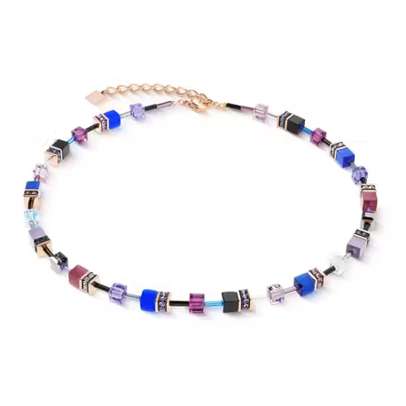 COEUR DE LION collier 2838-10-0807
Artikelnr: 539830

Staat: Nieuw product

Stijlvolle GeoCUBE® Iconic ketting Blue Moon in roségoudverguld staal
De GeoCUBE® Iconic ketting Blue Moon is een opvallend sieraad dat elegantie en karakter combineert. De kleurencombinatie van diepblauw, violet en roségoudkleur zorgt voor een unieke uitstraling die perfect past bij zowel dagelijkse als feestelijke gelegenheden.

Hoogwaardige materialen voor langdurige schoonheid
Deze halsketting is vervaardigd uit zorgvuldig geselecteerde materialen zoals Swarovski®-kristallen, synthestische tijgeroog, strass-rondellen, glas en hoogwaardig roségoudkleurig roestvrij staal. Elk detail draagt bij aan de verfijnde afwerking van dit iconische ontwerp.

Draagcomfort met verstelbare lengte en stevige sluiting
Met een lengte van 42 cm plus een verlengketting van 6 cm biedt deze ketting flexibiliteit in draagstijl. De stevige sluiting in roségoud verguld roestvrij staal garandeert veiligheid én comfort tijdens het dragen.

Award winnend design met herkenbare kubusvormen
Het kenmerkende GeoCUBE®-ontwerp staat bekend om zijn geometrische vormen en harmonieuze kleurenspel. Deze award winnende stijl maakt elk outfit compleet – of je nu kiest voor solo gebruik of combineert met andere sieraden uit dezelfde lijn.

Luxe verpakking inclusief echtheidscertificaat
Bij aankoop ontvang je jouw sieraad in een premium design doosje, samen met een officieel echtheidscertificaat. Een perfecte keuze als cadeau of persoonlijke verwennerij.