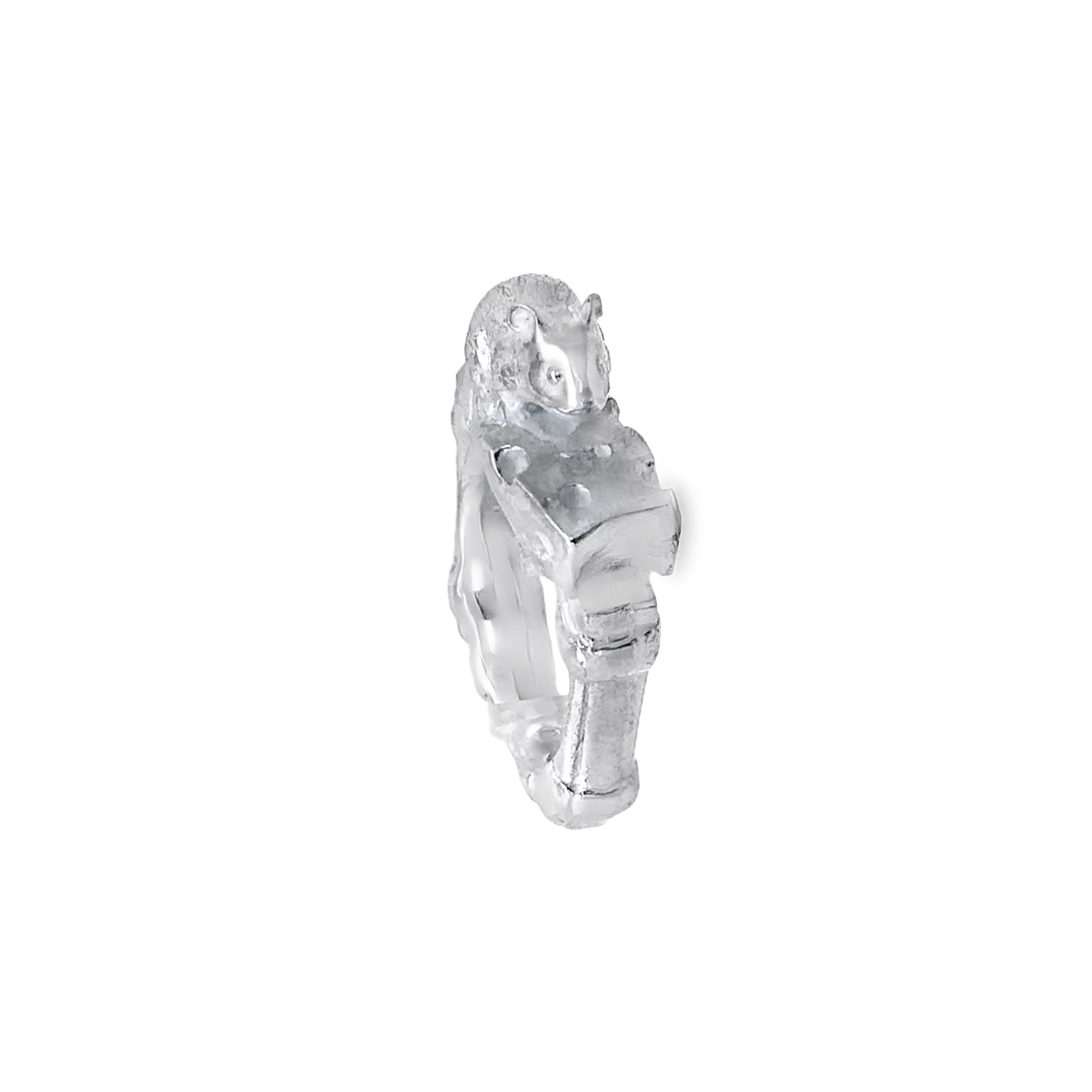 Ring in Silber 925 "Mausi"
Dieser einzigartige Ring aus Silber besticht durch sein außergewöhnliches Design. Das Schmuckstück ist kunstvoll gefertigt und verleiht jedem Outfit einen Hauch von Individualität. Ein besonderes Accessoire für Liebhaber ausgefallener Schmuckstücke.