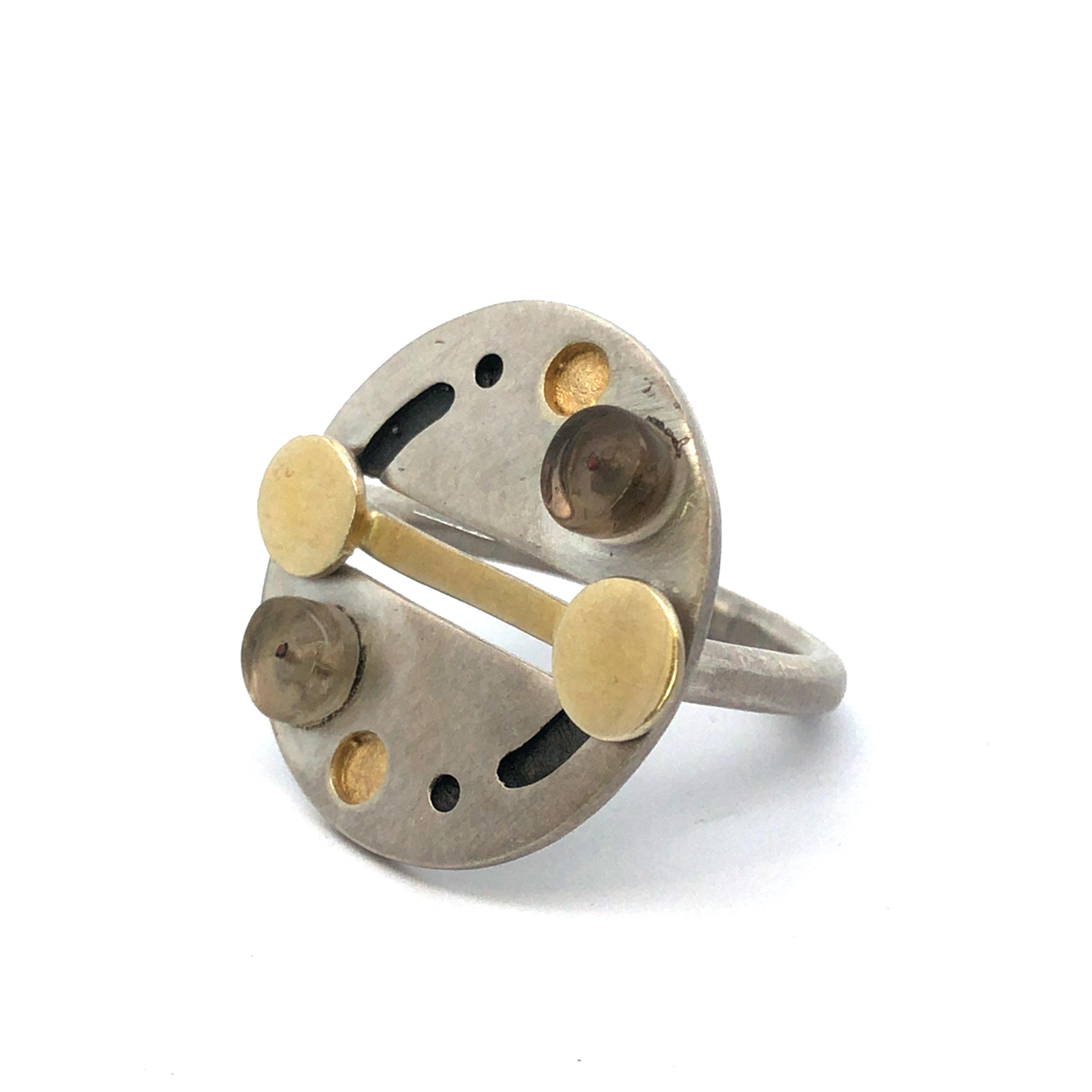 Der Ring Silber mit Rauchquarz, Modellnummer 11712, ist ein eleganter Ring der Kategorie Schmuck. Dieser hochwertige Ring der unbekannten Marke hat eine Größe von 58 und ist als Schmuckstück klassifiziert. Am besten trägt man ihn als stilvolles Accessoire für besondere Anlässe oder als eleganten Akzent im Alltag.