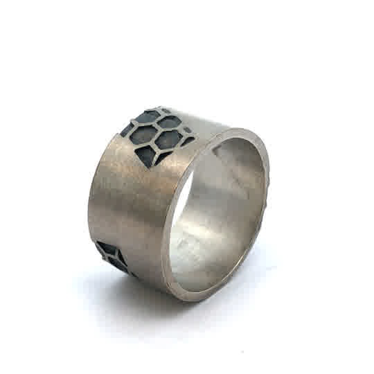 Produktnummer 11698 ist ein eleganter Ring der Kategorie Schmuck. Dieser Ring besticht durch sein einzigartiges Design und seine erstklassige Verarbeitung. Perfekt für besondere Anlässe oder als stilvolles Alltagsaccessoire. Am besten tragen Sie ihn an Ihrem Ringfinger, um seine Schönheit hervorzuheben. Ergänzt jedes Outfit mit einem Hauch von Eleganz.