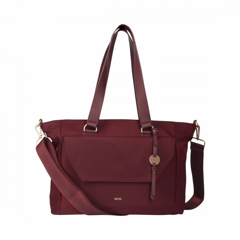 Dames laptoptas shopper Aubergine – lef, luxe & ultiem handig
Op zoek naar een dames laptoptas die zowel stijlvol als superpraktisch is? De Denise dames laptoptas shopper in aubergine is dé tas voor vrouwen die durven op te vallen. Deze tas combineert een gedurfd design met tijdloze luxe. Het zwarte glanzende nylon, afgewerkt met matte gouden details, zorgt voor de herkenbare premium MŌSZ-look.

2-in-1 design: shopper én laptoptas 15.6 inch
Of je nu onderweg bent naar werk, studie of een dagje weg: deze laptoptas 15.6 inch voor dames past zich moeiteloos aan jouw dag aan. Dankzij de uitneembare laptopsleeve met vakken voor oplader en muis neem je je laptop veilig mee. Laat je laptop thuis? Dan gebruik je de tas als ruime zwarte shopper. Ideaal voor drukke vrouwen die flexibiliteit belangrijk vinden.

Aan de achterkant vind je een trolleyband zodat je de tas eenvoudig over je koffer schuift – ideaal voor reizen. Het uitneembare voorvak gebruik je als crossbody tasje of als iPad-sleeve. Binnenin houdt deze zwarte panterprint laptoptas alles georganiseerd met een ritsvak, twee steekvakken, een keycord en zelfs een fleshouder. Functioneel, overzichtelijk en toch helemaal on-trend.
Waarom jij deze aubergine laptoptas nodig hebt
✔ 2-in-1 tas: shopper én laptoptas
✔ Geschikt voor laptops tot 15.6 inch
✔ Zwarte tas met panterprint design
✔ Afmetingen: 48 × 14 × 29 cm (B × D × H)
✔ Materiaal: glanzend nylon
✔ Afgewerkt met mat gouden ritsen en MŌSZ-logo hanger
✔ Voorvak: uitneembaar & draagbaar als crossbody of iPad sleeve
✔ Interieur: ritsvak, 2 steekvakken, keycord, fleshouder
✔ Extra: trolleyband voor comfortabel reizen
Voor wie?
Voor vrouwen die houden van stijl, luxe én gemak. Voor wie een zwarte dames laptoptas wil die net zo flexibel is als hun leven. En voor iedereen die graag een statement maakt – zonder in te leveren op comfort.
Kies voor lef. Kies voor praktisch. Kies voor de Denise dames laptoptas shopper in Aubergine