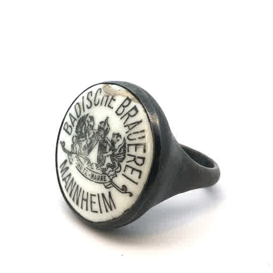 Ring gefertigt in Silber, oxidiert. Original historischer Bierflaschenverschluss aus Porzellan " Badische Brauerei Mannheim" ca. 1880

Gefertigt im Atelier Kissner
Design: Carsten Kissner