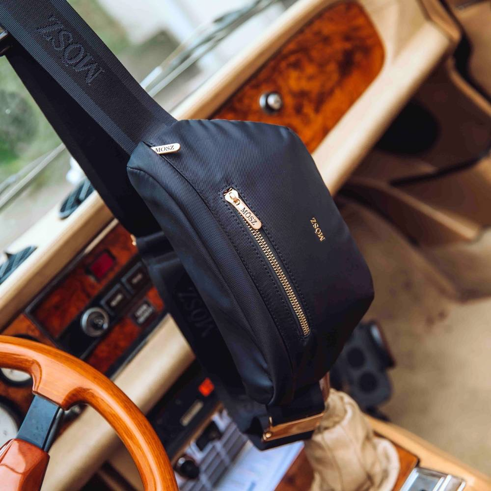 Jessy crossbody heuptas dames – Zwart uni | Tijdloos, stijlvol & superhandig
Hou je van een strakke, stijlvolle look? De Jessy crossbody heuptas dames in zwart uni is een tijdloze must-have voor iedere vrouw die functionaliteit en elegantie wil combineren. Met het minimalistische design en het hoogwaardige nylon past dit tasje bij elke outfit – van casual tot chic.
Veelzijdig & altijd passend
Dankzij het slimme ontwerp draag je de Jessy precies zoals jij dat wilt:
✔ Crossbody
✔ Als heuptas
✔ Als schoudertas
De verstelbare band met subtiel MŌSZ-logo zorgt voor optimaal draagcomfort, terwijl het zwarte uni design een rustige, luxe uitstraling geeft. Perfect voor wie liever gaat voor modern, minimalistisch en moeiteloos stijlvol.
Slimme opbergruimte voor dagelijks gebruik
Klein van formaat, groots in gemak – precies waar MŌSZ voor staat. De Jessy zwart uni is slim ingedeeld zodat je al je essentials bij de hand hebt:
Binnenin: een pasjesvakje en een elastiek voor bijvoorbeeld je lippenbalsem of parfumstick.
Voor- en achterzijde: twee praktische ritsvakken voor je telefoon, sleutels, geld of andere must-haves.
Ideaal voor reizen, shoppen, festivals of een avondje uit.
Waarom kiezen voor de Jessy crossbody heuptas zwart?
✔ Tijdloos zwart uni design dat overal bij past
✔ Te dragen als crossbody, schoudertas of heuptas
✔ Handige indeling met meerdere ritsvakken
✔ Gemaakt van lichtgewicht, duurzaam nylon
✔ Perfect voor dagelijks gebruik, festivals, citytrips of een dagje weg
Met de Jessy crossbody heuptas dames in zwart uni kies je voor stijl, eenvoud en ultiem gemak. Een compacte essential die moeiteloos met je meebeweegt – elke dag weer.