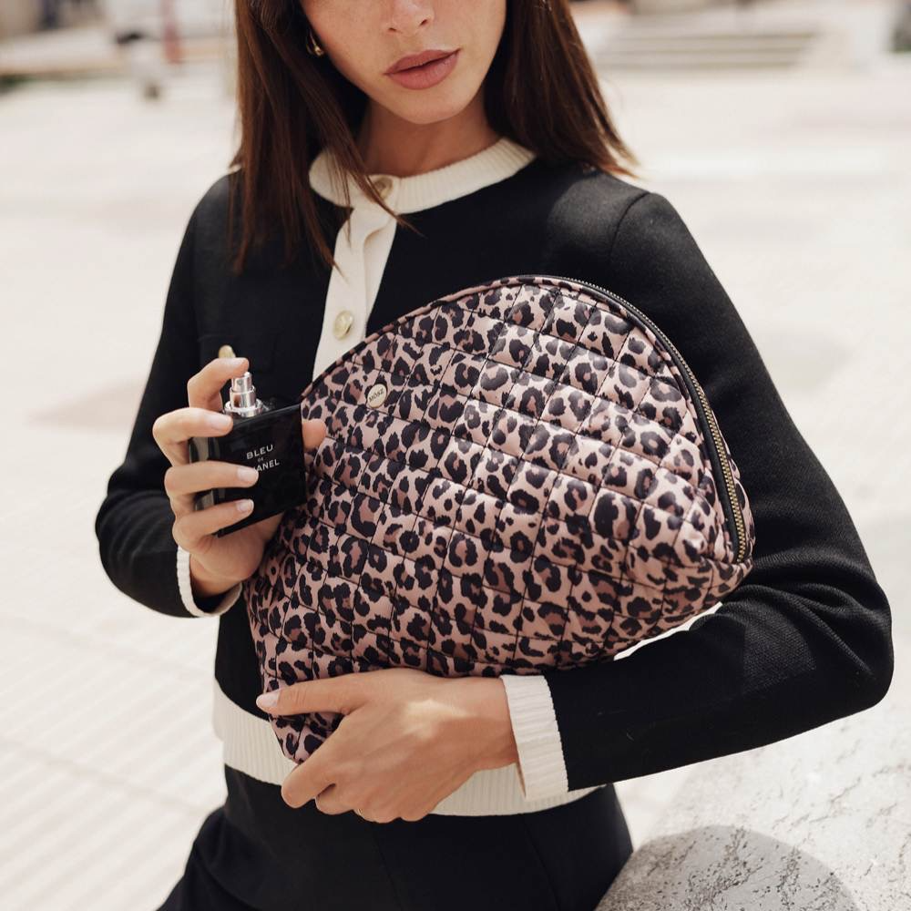 Grote toilettas dames panterprint – opvallend, ruim & 100% MŌSZ
Wil jij een toilettas die niet alleen praktisch is, maar ook een echte eyecatcher? Deze grote toilettas voor dames in panterprint combineert speelse flair met slimme functionaliteit. De levendige panterprint, afgewerkt met een luxe gouden rits, maakt van deze beauty-organizer een statement piece dat gezien mag worden – of je nu thuis bent, een weekendje weg gaat of een verre reis maakt.
Ruim, overzichtelijk en klaar voor elke trip
Met een afmeting van 35 × 10 × 24 cm biedt deze panterprint toilettas meer dan genoeg ruimte voor al je essentials: make-up, verzorgingsproducten, skincare, haarproducten en extra’s. De toilettas klapt volledig open, zodat je altijd direct overzicht hebt. Geen chaos, geen gegraai – alleen gemak.
Binnenin vind je:
✔ Een middenvak met rits voor kleine beauty-items
✔ Twee open steekvakken voor producten die je snel wilt pakken
✔ Elastische lussen aan de andere zijde voor kwasten, tubes of brushes
Slim ingericht, zodat alles netjes blijft zitten – zelfs als je veel bij je draagt.
Waarom jij deze panterprint reistoilettas dames wilt hebben
✔ Trendy panterprint design met goudkleurige rits
✔ Handige indeling met middenrits, steekvakken en elastische lussen
✔ Volledig openklapbaar voor direct overzicht
✔ Ruim maar compact: 35 × 10 × 24 cm
✔ Perfect voor reizen, weekendjes weg of dagelijks gebruik
✔ Past makkelijk in je handbagage, rugtas of weekendtas
Met deze grote toilettas panterprint dames neem je al je beauty-essentials stijlvol én geordend mee. Een praktische must-have voor vrouwen die graag een statement maken – helemaal in de herkenbare MŌSZ-stijl.