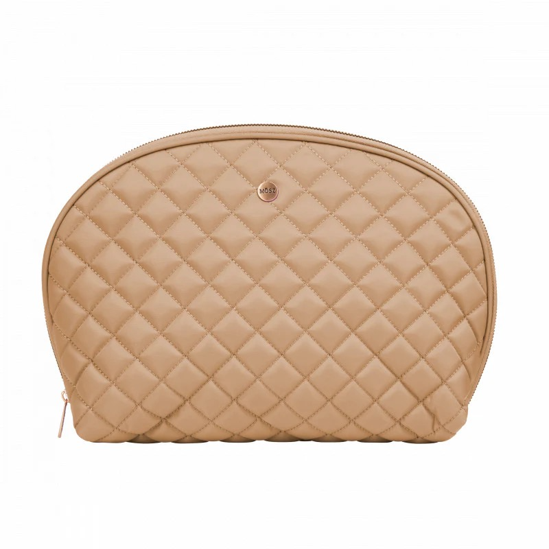 Grote beige toilettas dames – chic, ruim & stijlvol georganiseerd
Op zoek naar een toilettas die rust, luxe en functionaliteit uitstraalt? Deze grote beige toilettas voor dames is ontworpen voor vrouwen die houden van een elegante, minimalistische look zonder in te leveren op ruimte of overzicht. Het zachte beige uni design met een verfijnde gouden rits maakt deze beauty-organizer een tijdloos en stijlvol item dat perfect past in elke reistas.
Ruim, overzichtelijk en ideaal voor op reis
Deze toilettas is royaal van formaat (35 × 10 × 24 cm) en biedt genoeg ruimte voor al je must-haves: verzorgingsproducten, skincare, make-up, haarverzorging en meer. De tas klapt volledig open, zodat je altijd in één oogopslag ziet waar alles ligt. Geen rommel, geen zoeken – gewoon direct overzicht.
Binnenin vind je:
✔ Een middenvak met rits voor de kleinere essentials
✔ Twee open vakken aan één zijde voor items die je snel wilt pakken
✔ Elastische lussen aan de andere kant voor kwasten, tubes of penselen
Slim, overzichtelijk en precies zoals je het van MŌSZ mag verwachten.
Waarom jij deze beige reistoilettas dames wilt hebben
✔ Tijdloos en elegant beige uni design
✔ Luxe uitstraling met gouden rits
✔ Slimme indeling met ritsvak, steekvakken en elastische lussen
✔ Openklapbaar voor ultiem overzicht
✔ Compact maar ruim: 35 × 10 × 24 cm
✔ Perfect voor vakanties, weekendjes weg of dagelijks gebruik
✔ Past gemakkelijk in je handbagage of weekendtas
Met deze grote beige toilettas dames neem jij je beauty- en verzorgingsproducten altijd stijlvol, netjes en overzichtelijk mee. Een elegante must-have die iedere reis net dat beetje luxer maakt.