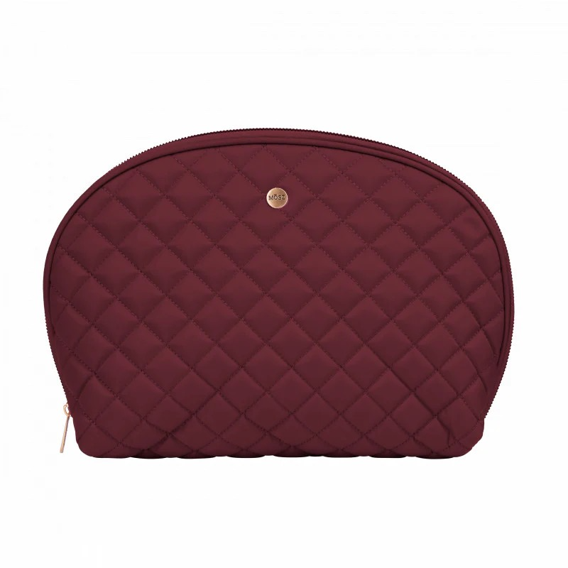 Grote aubergine toilettas dames – warm, chic & heerlijk praktisch
Wil je een toilettas die nét even anders is, maar wel stijlvol en elegant blijft? Deze grote aubergine toilettas voor dames straalt luxe uit door de diepe, warme kleur en de subtiele gouden rits. Het tijdloze quilted ontwerp geeft de tas een premium uitstraling, perfect voor vrouwen die een classy organizer zoeken met een unieke twist.
Ruim, overzichtelijk & ideaal voor elke reis
Met een royaal formaat van 35 × 10 × 24 cm biedt deze aubergine toilettas genoeg ruimte voor al je beauty- en verzorgingsproducten. Denk aan make-up, skincare, haarproducten en meer. Dankzij het volledig openklapbare ontwerp heb je direct overzicht – geen rommel, geen gedoe, precies zoals je het wilt.
Binnenin vind je:

✔ Een middenvak met rits voor kleinere items
✔ Twee open vakken aan één zijde
✔ Elastische lussen aan de andere zijde voor kwasten, tubes, penselen of rollers
Alles blijft mooi op z’n plek, zelfs tijdens een drukke reisdag.
Waarom jij deze aubergine reistoilettas dames wilt hebben
✔ Luxe aubergine uni kleur voor een unieke, elegante look
✔ Quilt-ontwerp met goudkleurige rits voor een chique uitstraling
✔ Slimme indeling met steekvakken, elastische lussen en middenrits
✔ Volledig openklapbaar voor snel en duidelijk overzicht
✔ Compact maar ruim: 35 × 10 × 24 cm
✔ Ideaal voor vakanties, weekendjes weg of dagelijks gebruik
✔ Past perfect in je handbagage, rugtas of weekendtas
Met deze grote aubergine toilettas dames neem je al je essentials stijlvol, georganiseerd en met een vleugje luxe mee. Een warme, elegante must-have voor iedere beautylover.
Wil je ook een korte webshopversie, bol.com bullets of een meta description voor deze kleurvariant?



