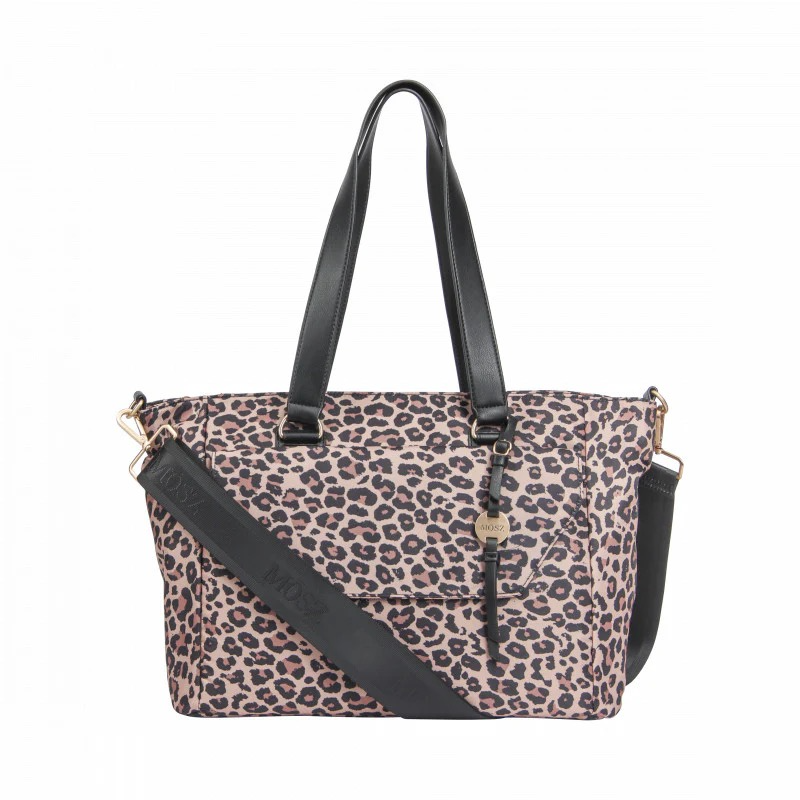 Dames laptoptas shopper Leopard Print – lef, luxe & ultiem handig
Op zoek naar een dames laptoptas die zowel stijlvol als superpraktisch is? De Denise dames laptoptas shopper in leopard print is dé tas voor vrouwen die durven op te vallen. Deze tas combineert een gedurfd animalprint design met tijdloze luxe. Het glanzende nylon in leopard print, afgewerkt met matte gouden details, geeft de tas de herkenbare premium MŌSZ-touch.
2-in-1 design: shopper én laptoptas 15.6 inch
Of je nu onderweg bent naar werk, studie of een dagje weg: deze laptoptas 15.6 inch voor dames past zich moeiteloos aan jouw dag aan. De uitneembare laptopsleeve met vakken voor oplader en muis houdt je laptop veilig en georganiseerd. Laat je laptop thuis? Dan gebruik je de tas als ruime leopard shopper – ideaal voor vrouwen die flexibiliteit belangrijk vinden.
Praktisch reizen & slim ingedeeld
Aan de achterzijde bevindt zich een trolleyband, zodat je de tas gemakkelijk over het handvat van je koffer schuift. Het uitneembare voorvak draag je los als crossbody tasje of gebruik je als iPad-sleeve.
Binnenin blijft alles overzichtelijk dankzij:
✔ Ritsvak
✔ Twee steekvakken
✔ Keycord
✔ Fleshouder
Stijlvol én functioneel – precies wat je van MŌSZ mag verwachten.
Waarom jij deze leopard laptoptas nodig hebt
✔ 2-in-1 tas: shopper én laptoptas
✔ Geschikt voor laptops tot 15.6 inch
✔ Trendy leopard print design
✔ Afmetingen: 48 × 14 × 29 cm (B × D × H)
✔ Materiaal: glanzend nylon
✔ Afgewerkt met mat gouden ritsen en MŌSZ-logo hanger
✔ Uitneembaar voorvak, draagbaar als crossbody of iPad sleeve
✔ Interieur: ritsvak, 2 steekvakken, keycord en fleshouder
✔ Extra: trolleyband voor comfortabel reizen
Voor wie?
Voor vrouwen die houden van stijl, luxe én gebruiksgemak. Voor wie een opvallende leopard print laptoptas wil die net zo flexibel is als hun leven. En voor iedereen die graag een statement maakt – zonder in te leveren op comfort.
Kies voor lef. Kies voor praktisch. Kies voor de Denise dames laptoptas shopper in leopard print.