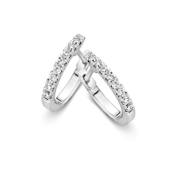 Witgouden oorringen met diamant in strakke zetting.

