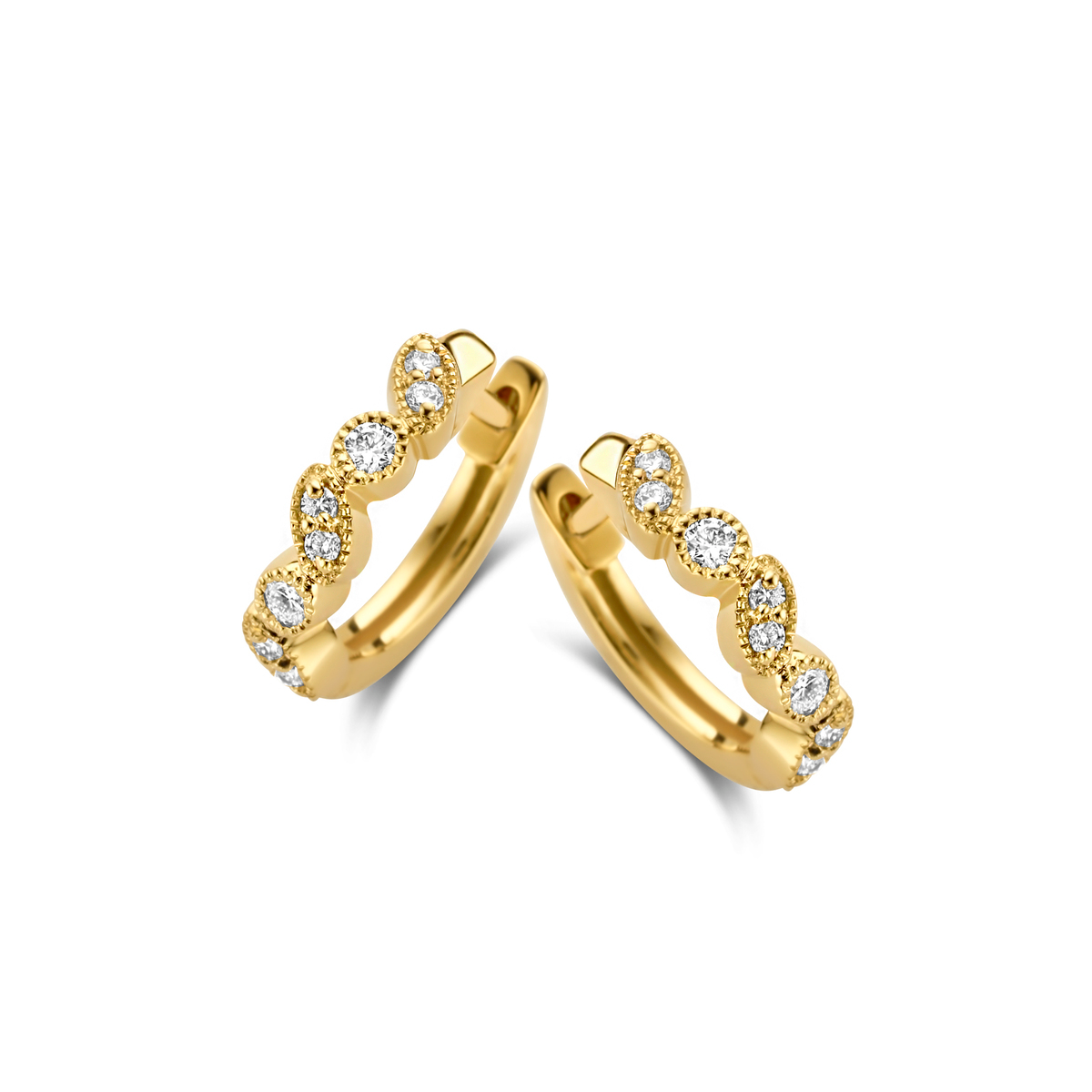 Prachtige 18kt Geelgouden creolen met 16 diamanten briljant geslepen, 0.14ct in totaal. Perfect voor zowel dagelijkse als feestelijke gelegenheden. Combineer met andere gouden sieraden voor een verfijnde look.
