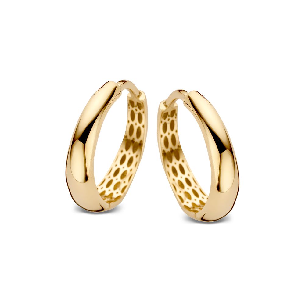 Geelgouden oorringen die taps toelopen.
