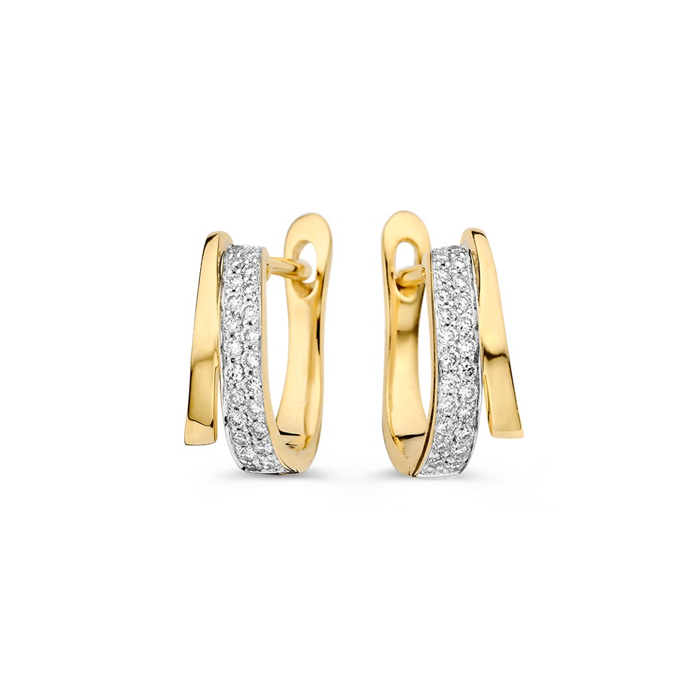 Stijlvolle gouden oorringen, waarbij de witgouden baan gezet is met fonkelende diamanten.
