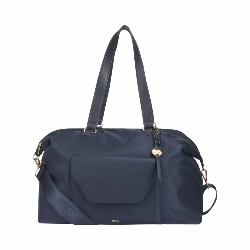 Reistas Sandy in Navy Blauw – stijlvol, ruim & veelzijdig
De Sandy reistas in Navy Blauw van MŌSZ combineert tijdloze elegantie met ultieme functionaliteit. Gemaakt van hoogwaardig nylon met een subtiele glans en afgewerkt met matte gouden details zoals ritsen en logohanger, straalt deze tas luxe uit en past hij bij iedere outfit.
Veelzijdige weekendtas in klassiek Navy
Of je nu een weekendje weggaat, naar de sportschool gaat of de stad verkent: de Sandy Navy Blauw weekendtas laat je altijd stijlvol opvallen. Dankzij het achtervak met trolleyband schuif je de tas eenvoudig over je kofferhandvat voor handsfree reizen. Het uitneembare voorvak gebruik je los als pouch of crossbodytas, helemaal zoals jij wilt. De verstelbare schouderband zorgt voor optimaal draagcomfort.
Ruime inhoud van 37 liter
Met een royale inhoud van 37 liter biedt de Sandy voldoende ruimte voor al je essentials. Perfect als handbagage, verzorgingstas, sporttas of ruime shopper voor drukke dagen. De extra lange schouderband met MŌSZ-logo combineert comfort met een stijlvolle touch.
Compact, praktisch en handbagageproof
Met afmetingen van 32 × 48 × 24 cm is deze tas ideaal als handbagage en geschikt voor alle luchtvaartmaatschappijen. De Sandy Navy Blauw is de perfecte tas voor reizen, werk of dagelijks gebruik.
Specificaties
Kleur: Navy Blauw
Serie: Sandy
Type: Reistas / Weekendtas / Shopper / Sporttas / Verzorgingstas
Inhoud: 37 liter
Afmetingen: H 32 × B 48 × D 24 cm
Materiaal: Nylon met subtiele glans
Sluiting: Rits
Voorvak: Uitneembaar – te gebruiken als pouch of crossbody tas
Interieur: Binnenritsvak, 2 steekvakken & keycord
Extra: Inclusief lange band voor de pouch