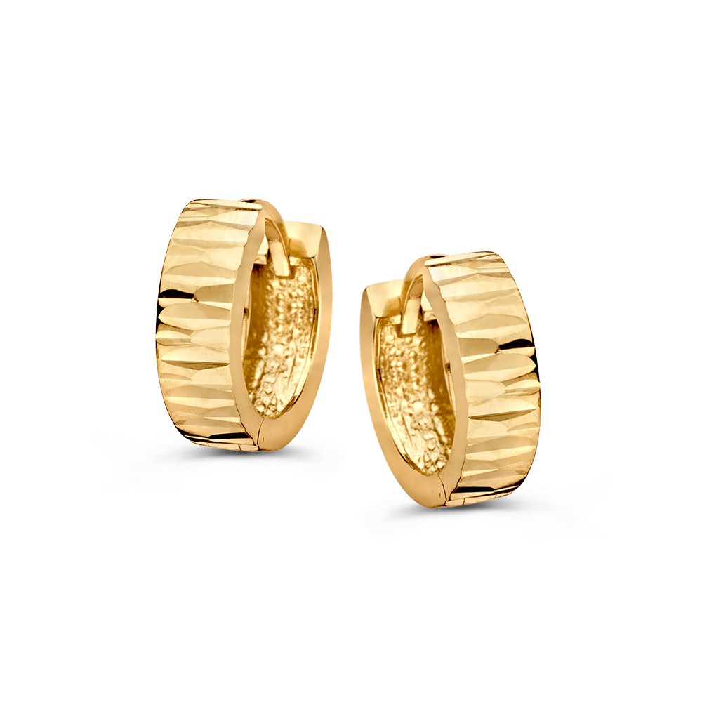 Geelgouden oorringen met bewerkte voorzijde.
