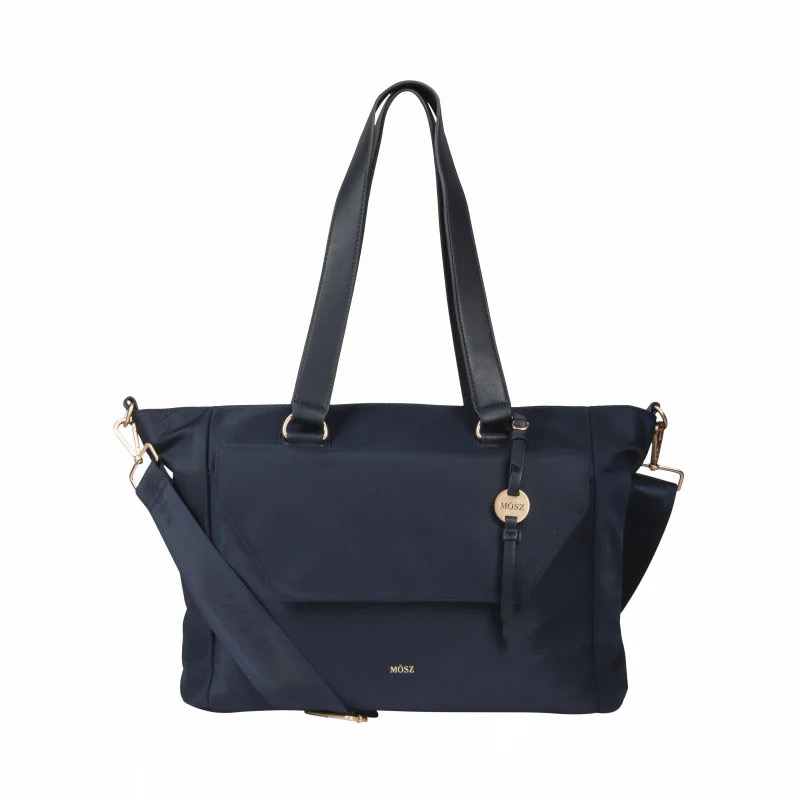 Dames laptoptas shopper Dark Blue Uni – luxe, krachtig & ultiem praktisch

Op zoek naar een dames laptoptas die stijl, professionaliteit én functionaliteit moeiteloos combineert? De Denise dames laptoptas shopper in zwart uni is dé perfecte keuze voor vrouwen die houden van een strakke, tijdloze look. Het glanzende zwarte nylon, afgewerkt met matte gouden details, creëert die herkenbare premium MŌSZ-uitstraling.

2-in-1 design: shopper én laptoptas 15.6 inch
Of je nu onderweg bent naar werk, studie of een dagje weg: deze 15.6 inch laptoptas beweegt met je mee. De uitneembare laptopsleeve met vakken voor je oplader en muis houdt je laptop veilig en georganiseerd. Neem je geen laptop mee? Dan gebruik je de tas als ruime zwarte shopper – ideaal voor drukke, veelzijdige dagen.

Perfect voor onderweg: praktisch & slim ingedeeld
Reis je veel? Dan is de trolleyband aan de achterkant een must-have: schuif de tas eenvoudig over je kofferhandvat.
Het uitneembare voorvak gebruik je afzonderlijk als crossbody tasje of als iPad-sleeve – multifunctioneel én stijlvol.

Binnenin vind je alles wat je nodig hebt:

✔ Ritsvak
✔ Twee steekvakken
✔ Keycord
✔ Fleshouder
Alles blijft overzichtelijk, zelfs als je dag chaotisch is.
Waarom jij deze Dark Blue  laptoptas nodig hebt
✔ 2-in-1 tas: shopper én laptoptas
✔ Geschikt voor laptops tot 15.6 inch
✔ Tijdloos zwart uni design
✔ Afmetingen: 48 × 14 × 29 cm (B × D × H)
✔ Hoogwaardig glanzend nylon
✔ Afgewerkt met mat gouden ritsen en MŌSZ-logo hanger
✔ Uitneembaar voorvak, te gebruiken als crossbody of iPad sleeve
✔ Interieur: ritsvak, 2 steekvakken, keycord en fleshouder
✔ Extra: trolleyband voor comfortabel reizen
Voor wie?
Voor vrouwen die luxe, eenvoud en smart design waarderen. Voor wie een strakke, zwarte dames laptoptas zoekt die multifunctioneel is én professioneel oogt. En voor iedereen die met één tas alles wil kunnen.
Kies voor stijl. Kies voor comfort. Kies voor de Denise dames laptoptas shopper in Dark Blue uni.

