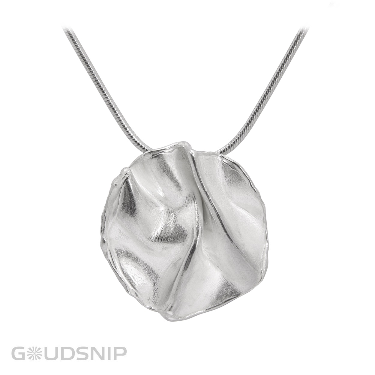 Een unieke hanger, zelf ontworpen en gemaakt in ons eigen atelier.