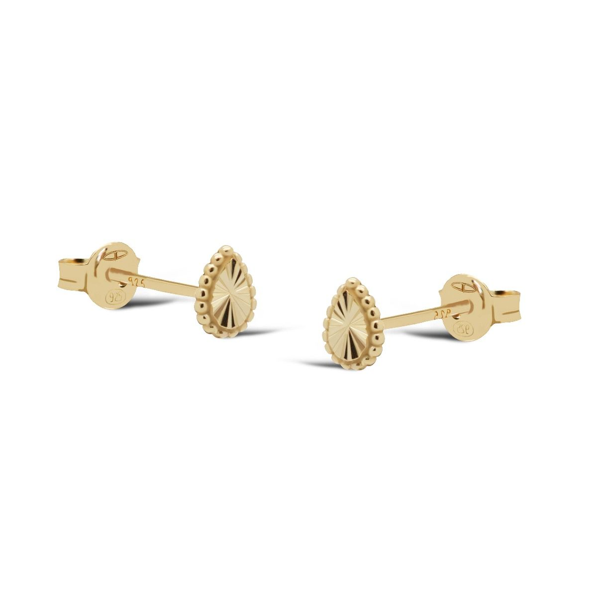 De Karma Symbols SPIRAL Leaf Goldplated oorbellen, modelnummer KAR-R155GP, zijn prachtige goldplated stud oorbellen. Ze zijn ideaal voor dagelijks gebruik of speciale gelegenheden. Combineer ze met casual of formele outfits voor een subtiele en elegante uitstraling. Perfect om je look compleet te maken met een vleugje verfijning en stijl.