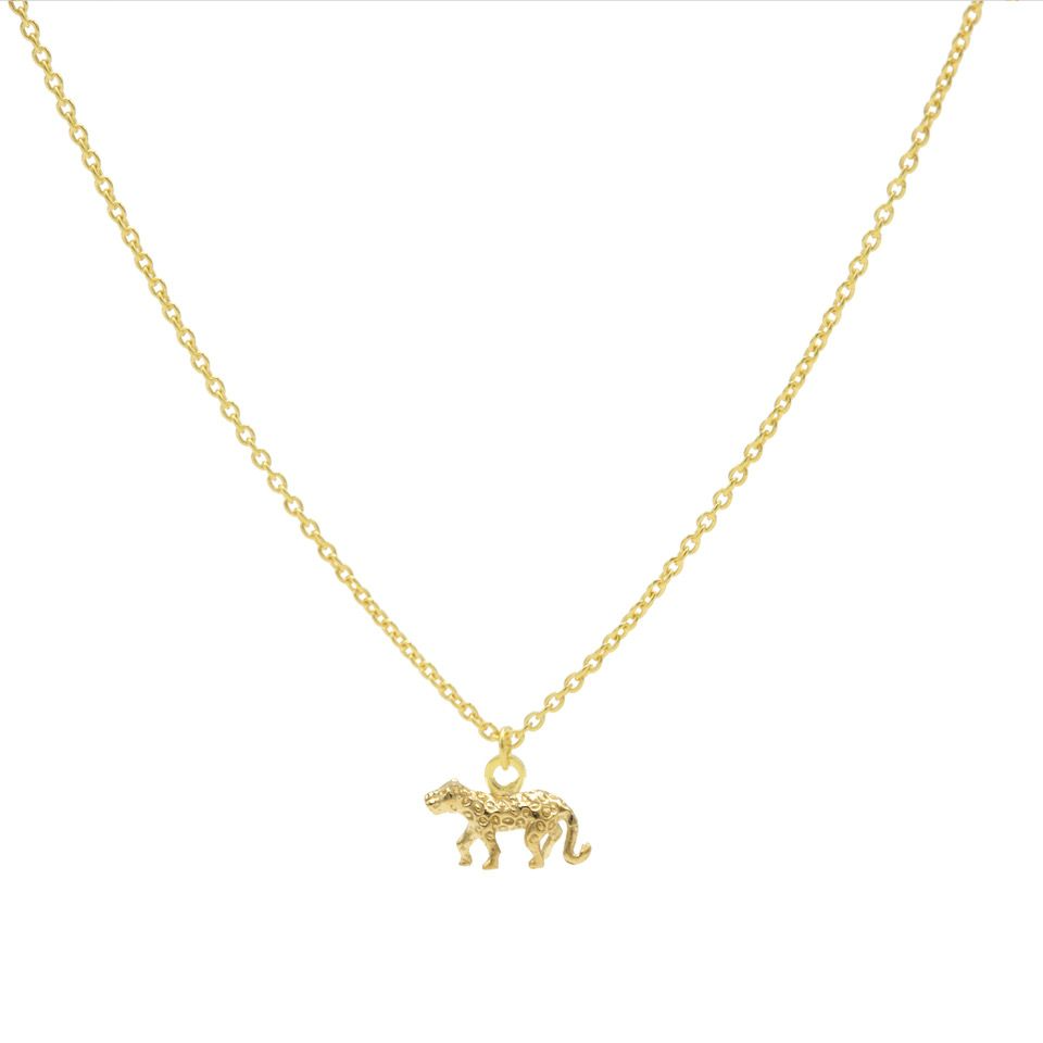 De Karma collier Leopard 3 verguld, modelnummer KAR-T49GP38-45, is een sieraad ideaal voor zowel casual als formele gelegenheden. Draag het als een statement stuk bij een eenvoudige top of jurk om de elegante luipaardprint en gouden afwerking optimaal tot hun recht te laten komen.