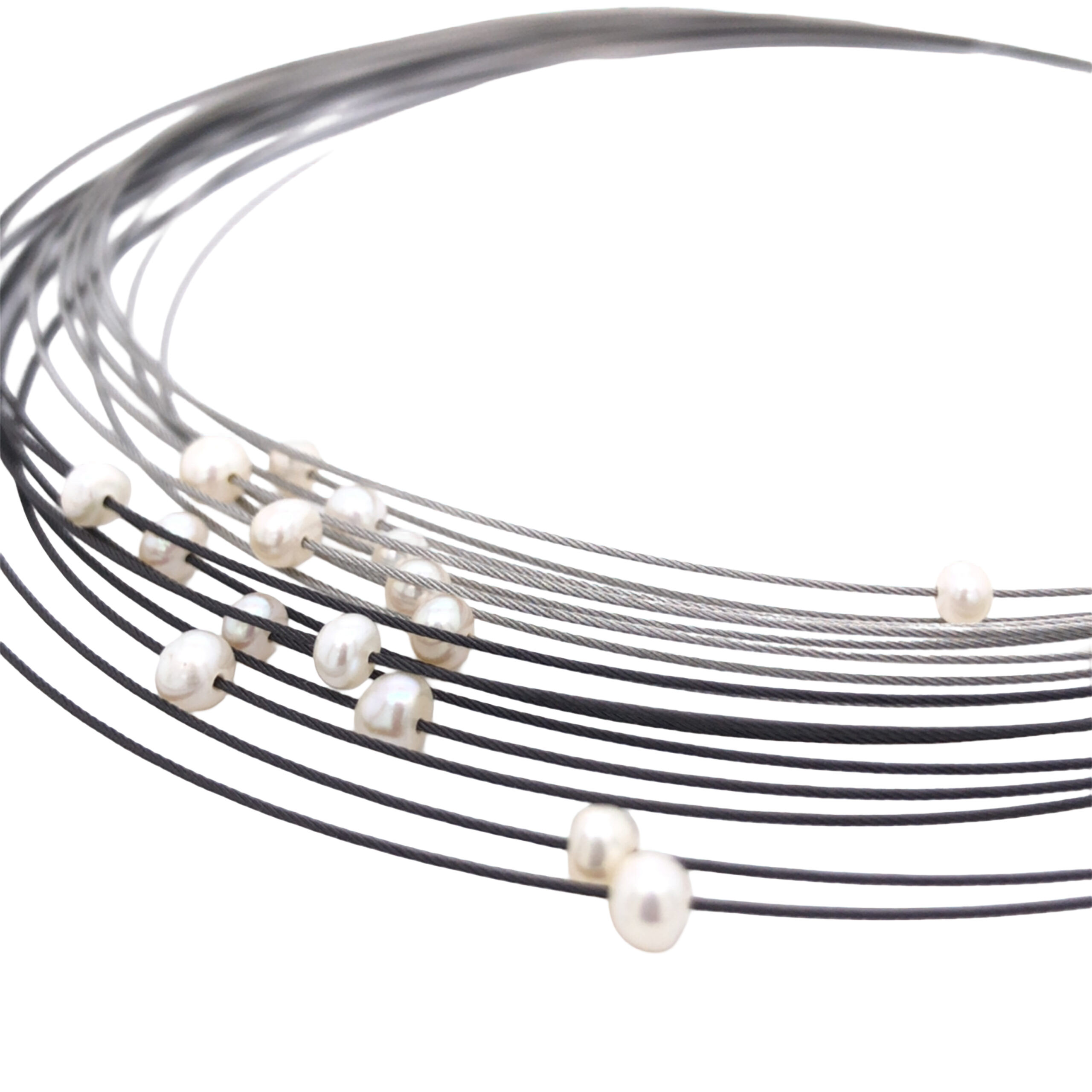 Collier gefertigt aus Edelstahl mit Süsswasserzuchtperlen. 16 Reihen.