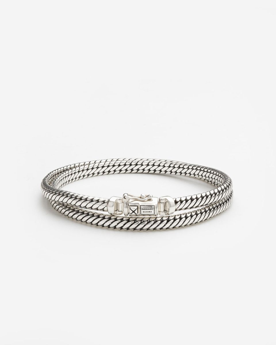 De 044 E+ - Bracelet Ben Mini Double Silver, modelnummer 001K010440112, van een onbekend merk valt onder de categorie sieraden. Deze armband heeft een verfijnd ontwerp met een dubbele zilveren band. Voor een stijlvolle look, draag het solo of combineer met andere armbanden. Perfect voor zowel casual als formele gelegenheden.