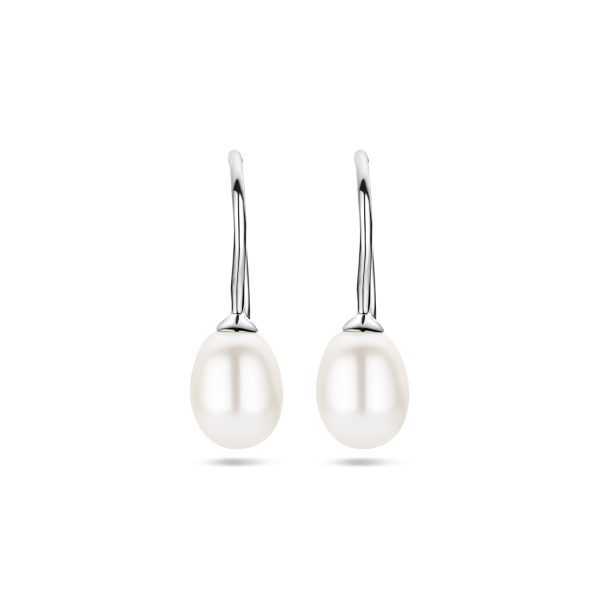 De Oorhangers Parel Franse Haak, modelnummer 1301784, zijn elegante oorbellen met een rhodium-vergulde finish. Deze ovale oorbellen hebben een hoogte van 23,5 mm en een breedte van 7,5 mm. Ze bevatten een witte gekweekte parel. Ideaal voor formele gelegenheden, ze geven een vleugje verfijning aan elke outfit. Perfect te dragen bij opgestoken haar om de parels te accentueren.